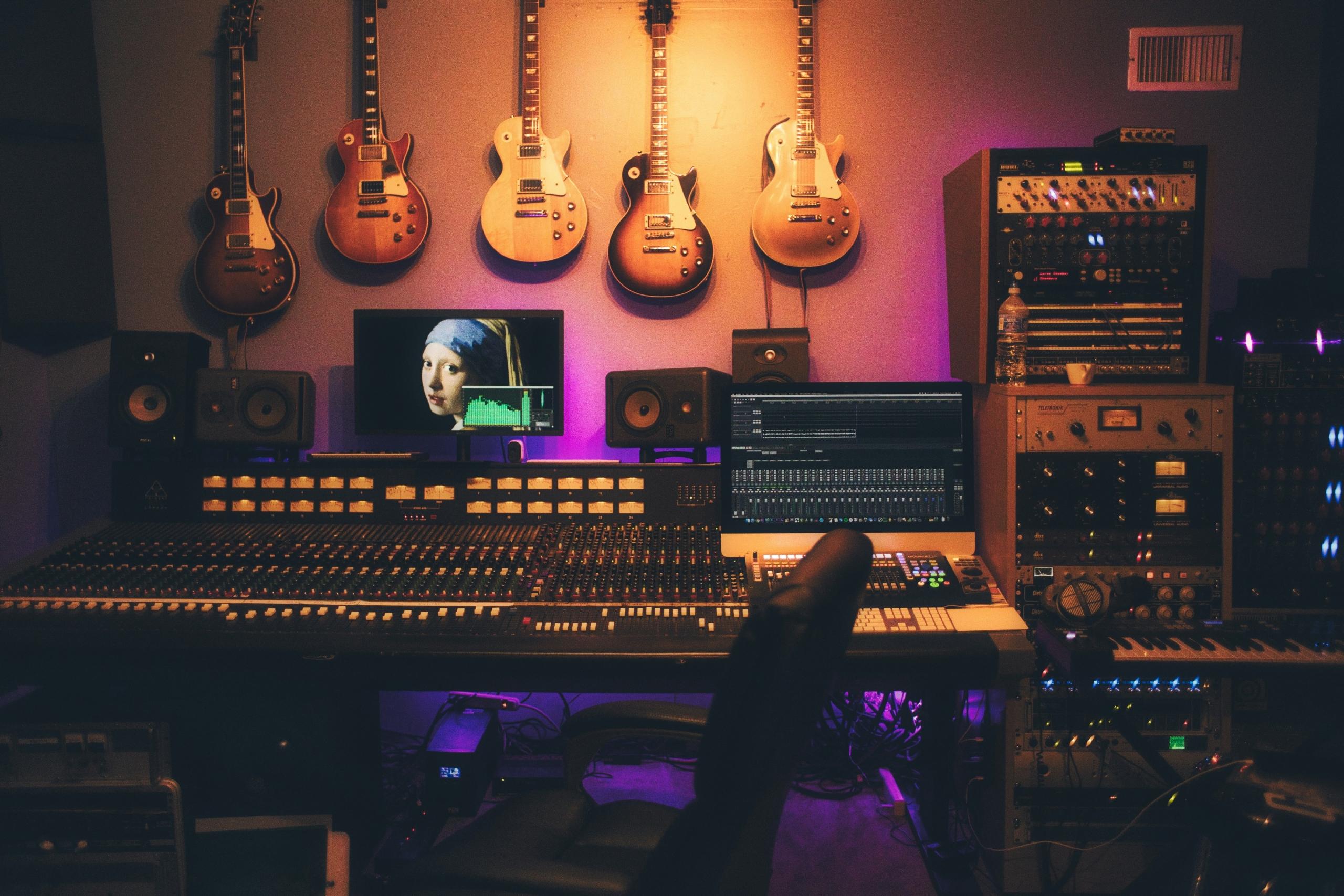 Musiikkistudio, jonka seinällä roikkuu kitaroita