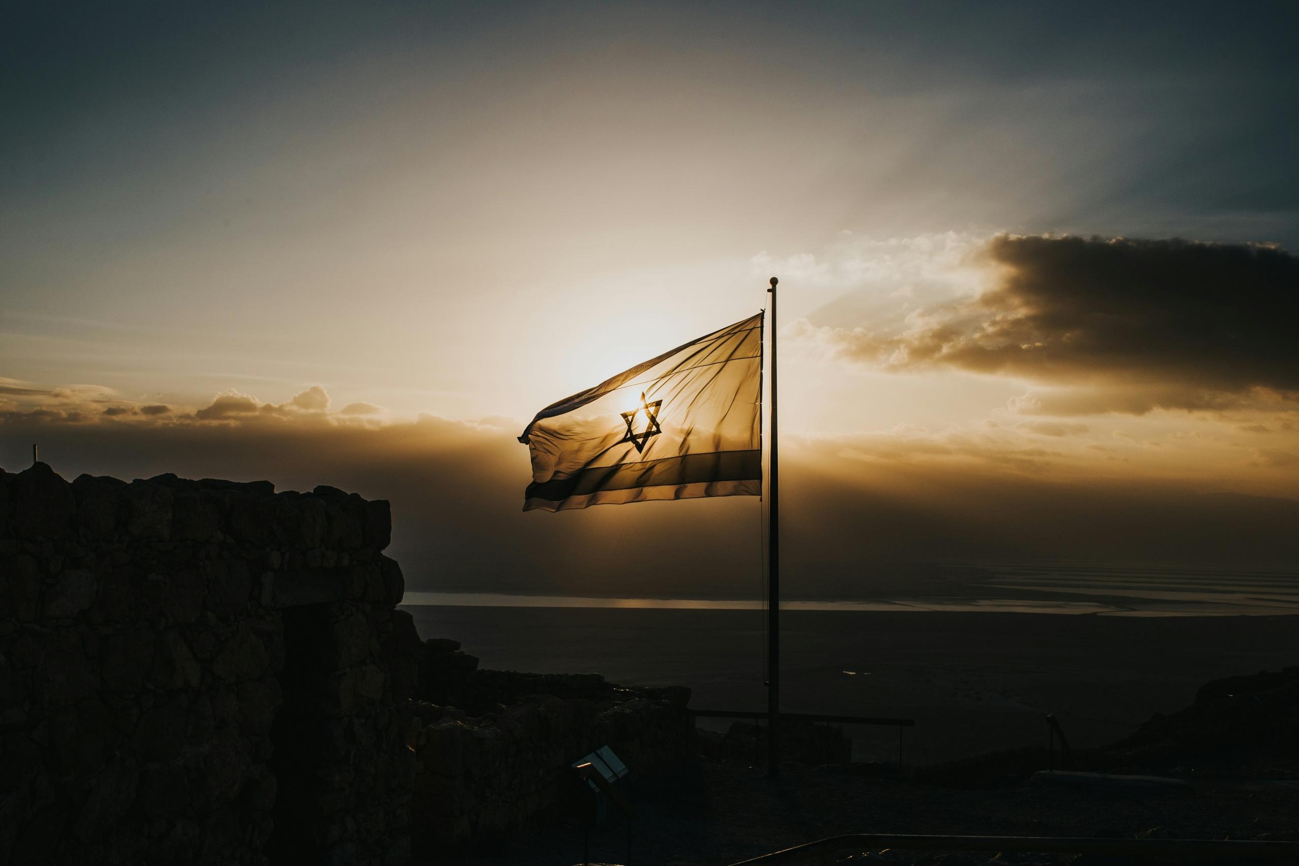 Israelin lippu auringon valoa vasten