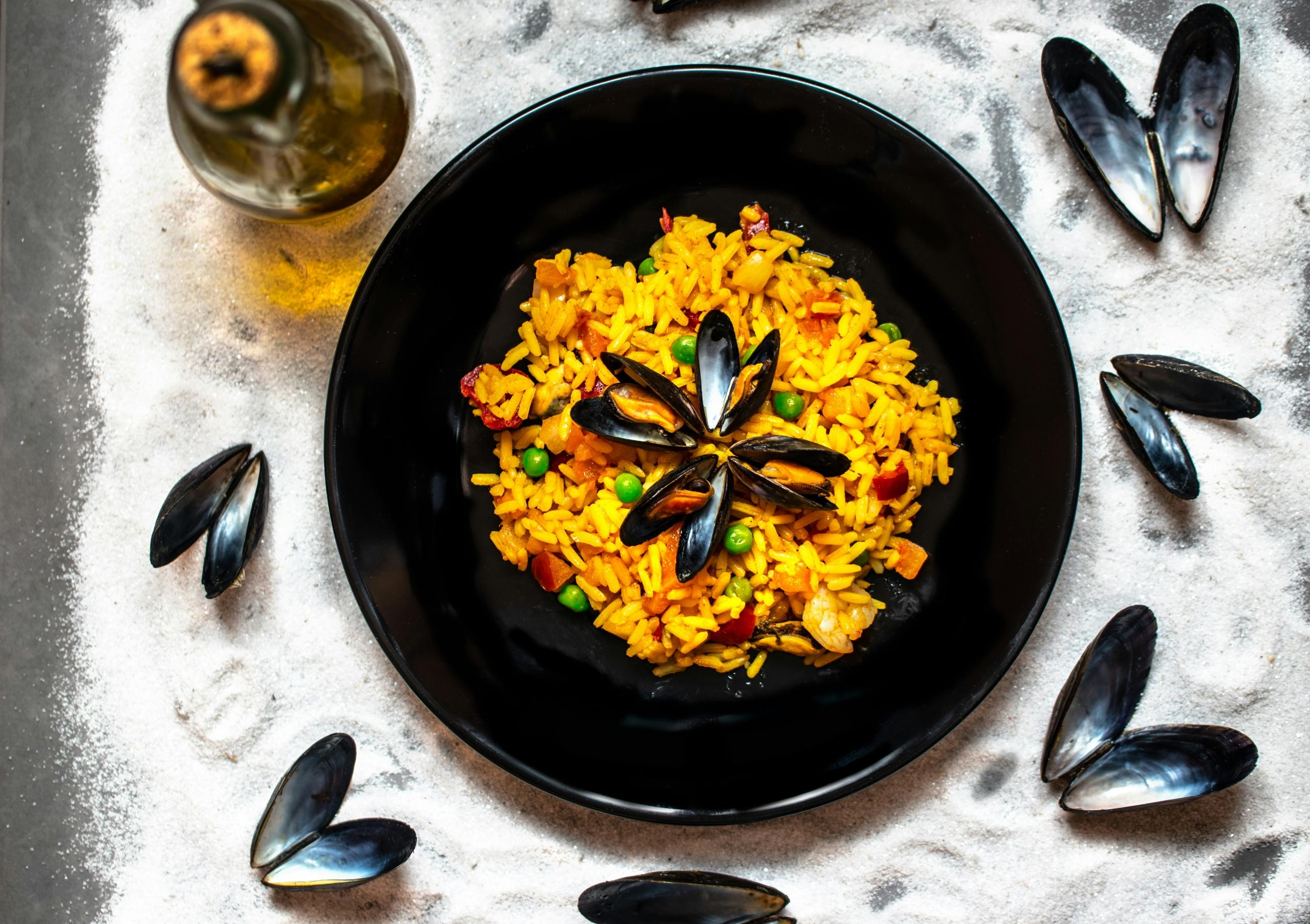 Paella-riisiannos simpukoilla