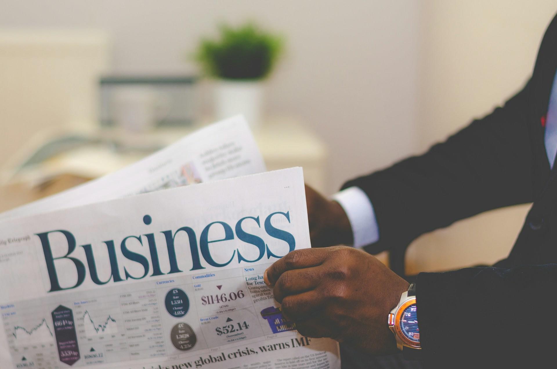 Business-lehti henkilön kädessä