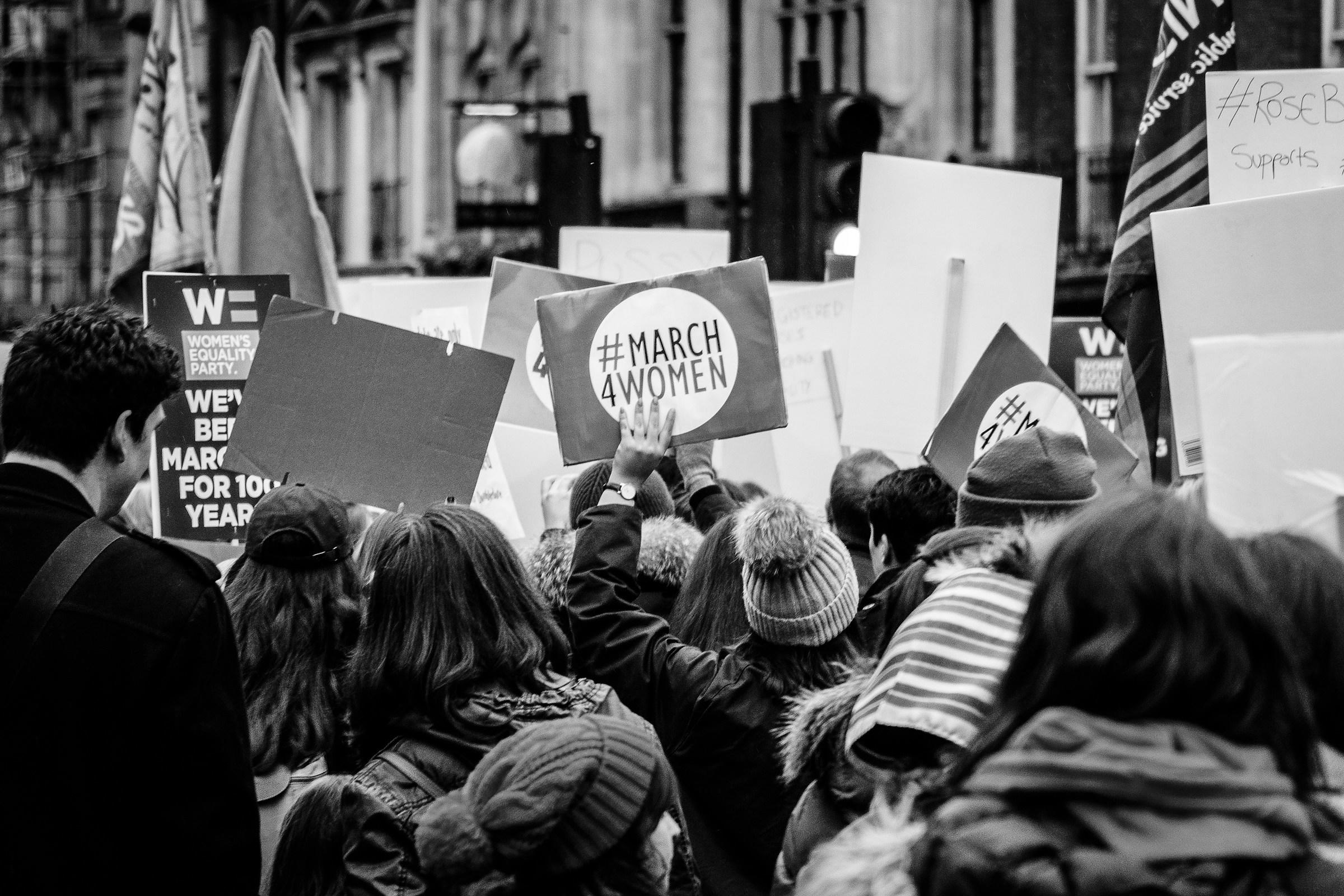 Protesti naisten oikeuksien puolesta