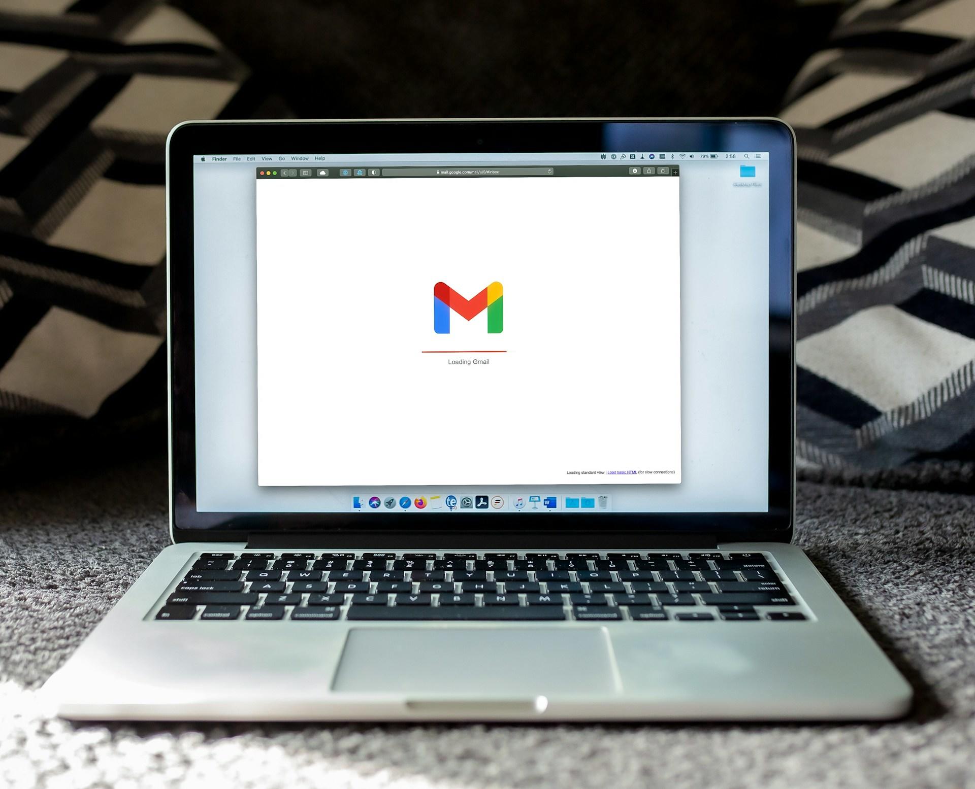 Gmail-sovellus auki harmaan kannettavan näytöllä
