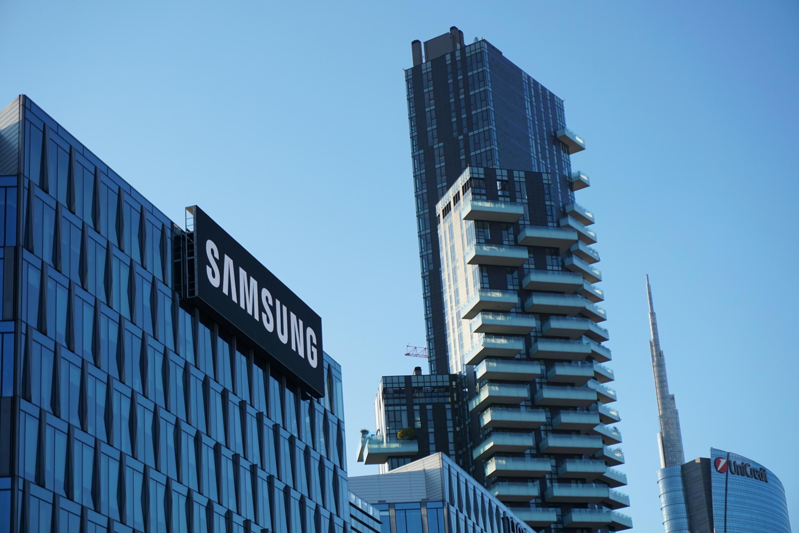 Mustavalkoinen Samsung-kyltti rakennuksen kyljessä