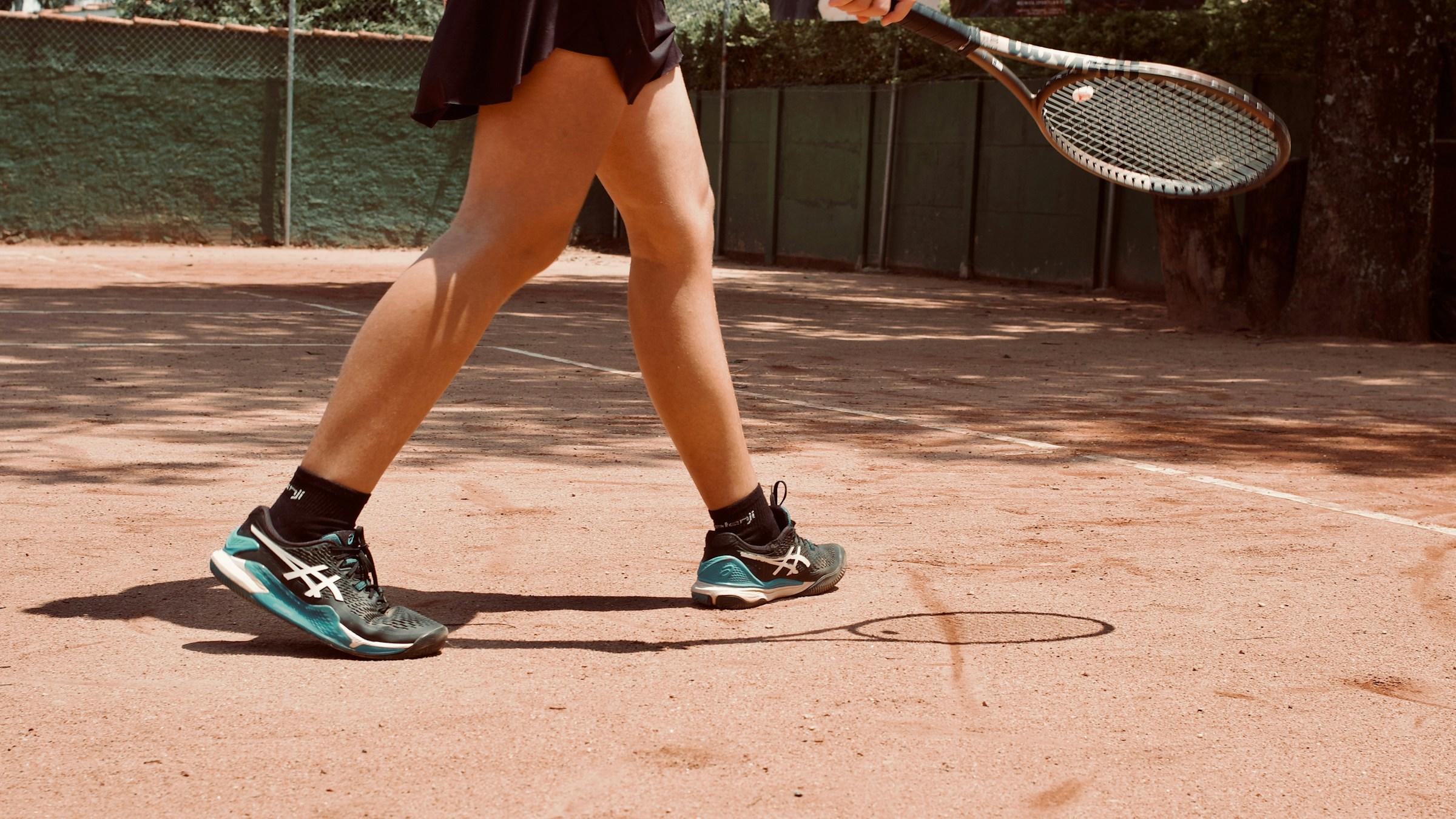 Tennistä hiekkakentällä
