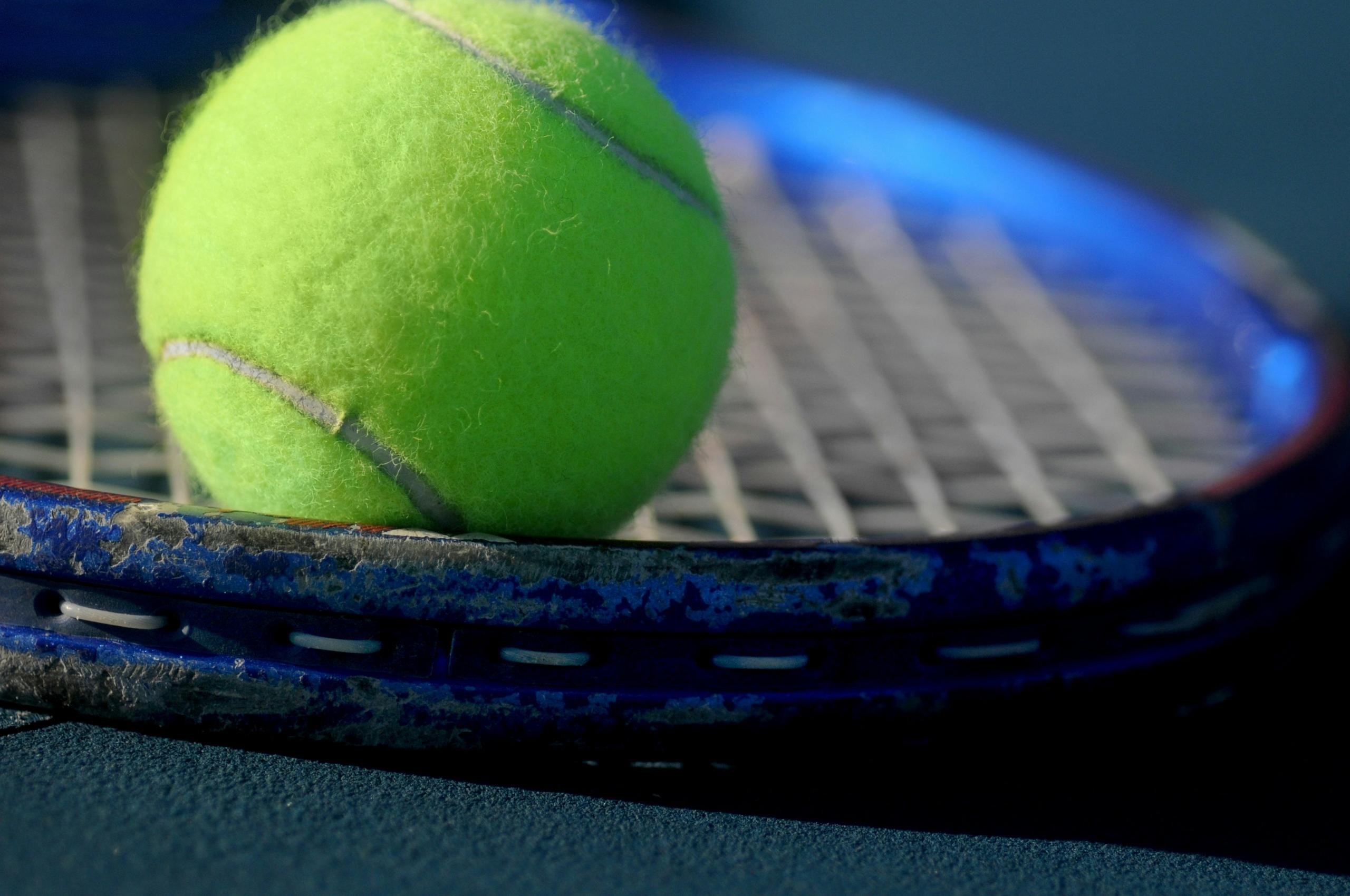 Tennispallo ja maila