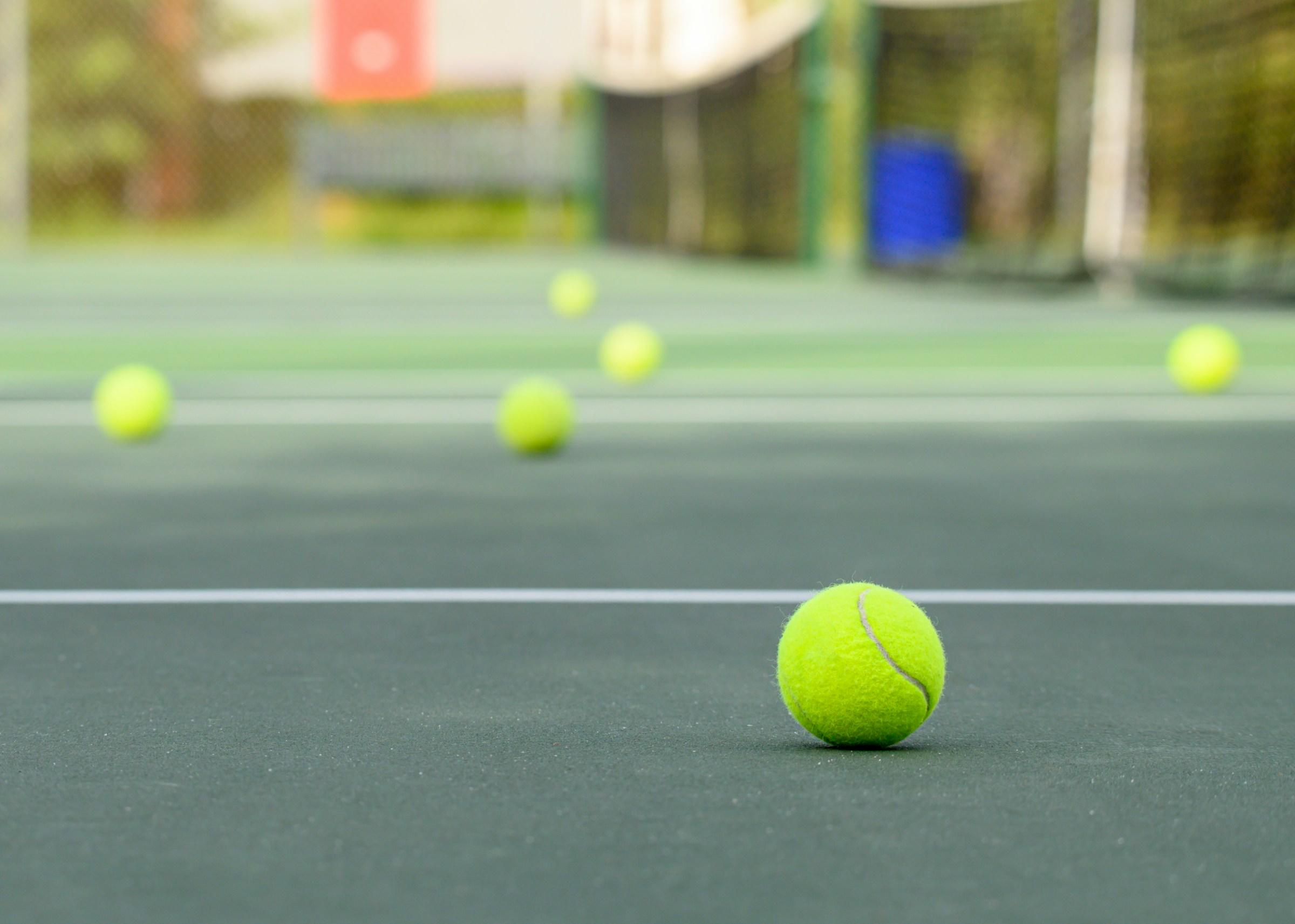 Tennispalloja kentällä