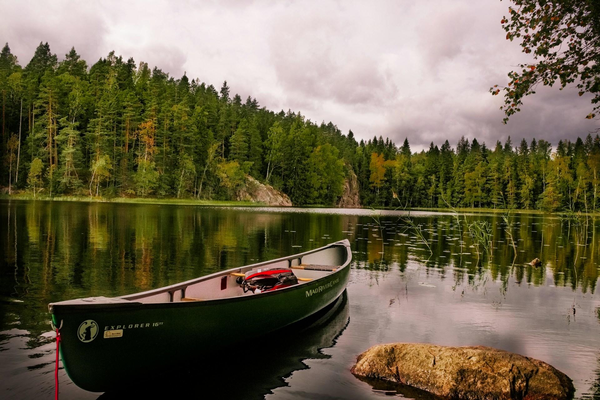 Kanootti järvellä