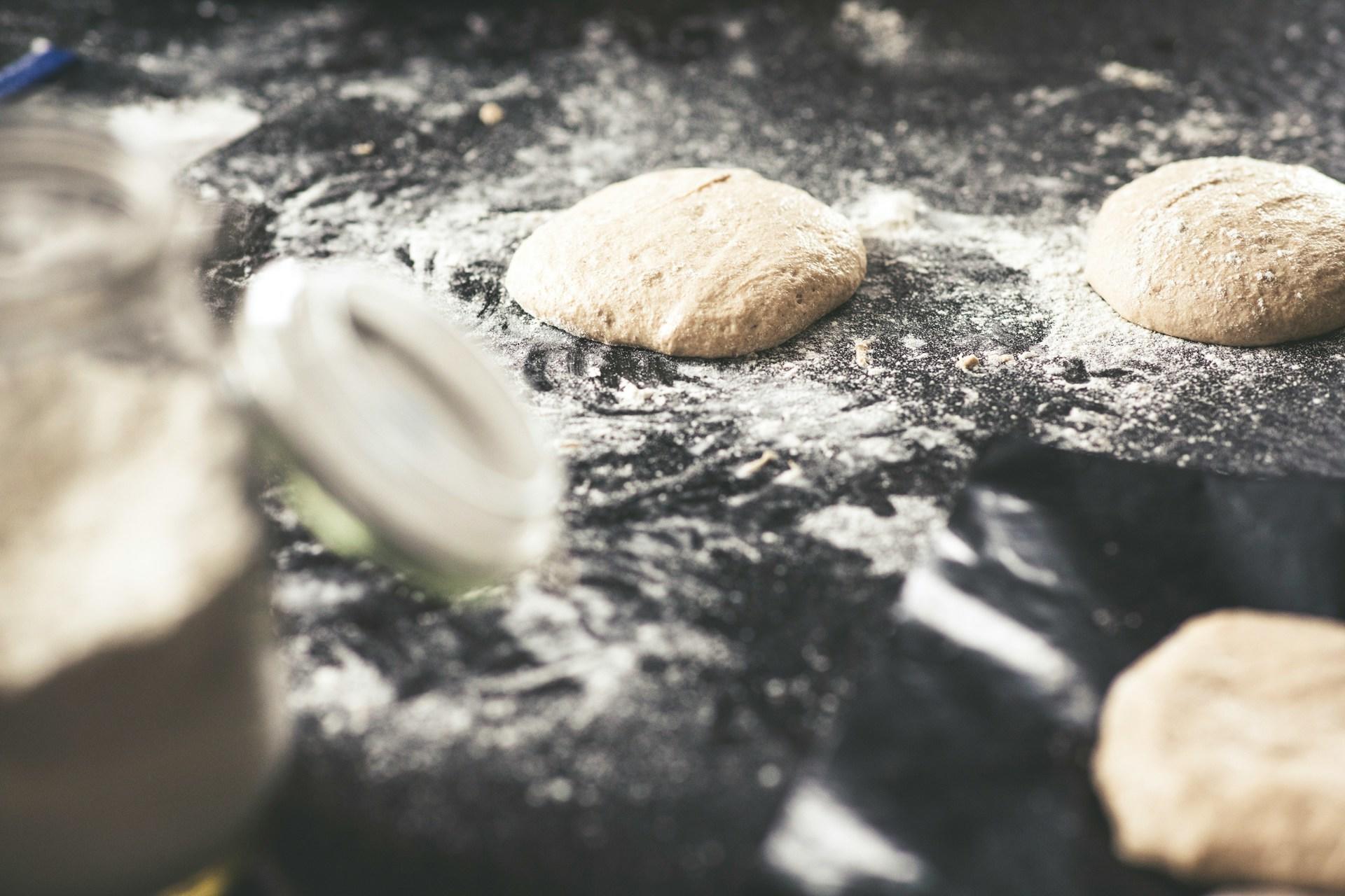Pari leipätaikinan palaa