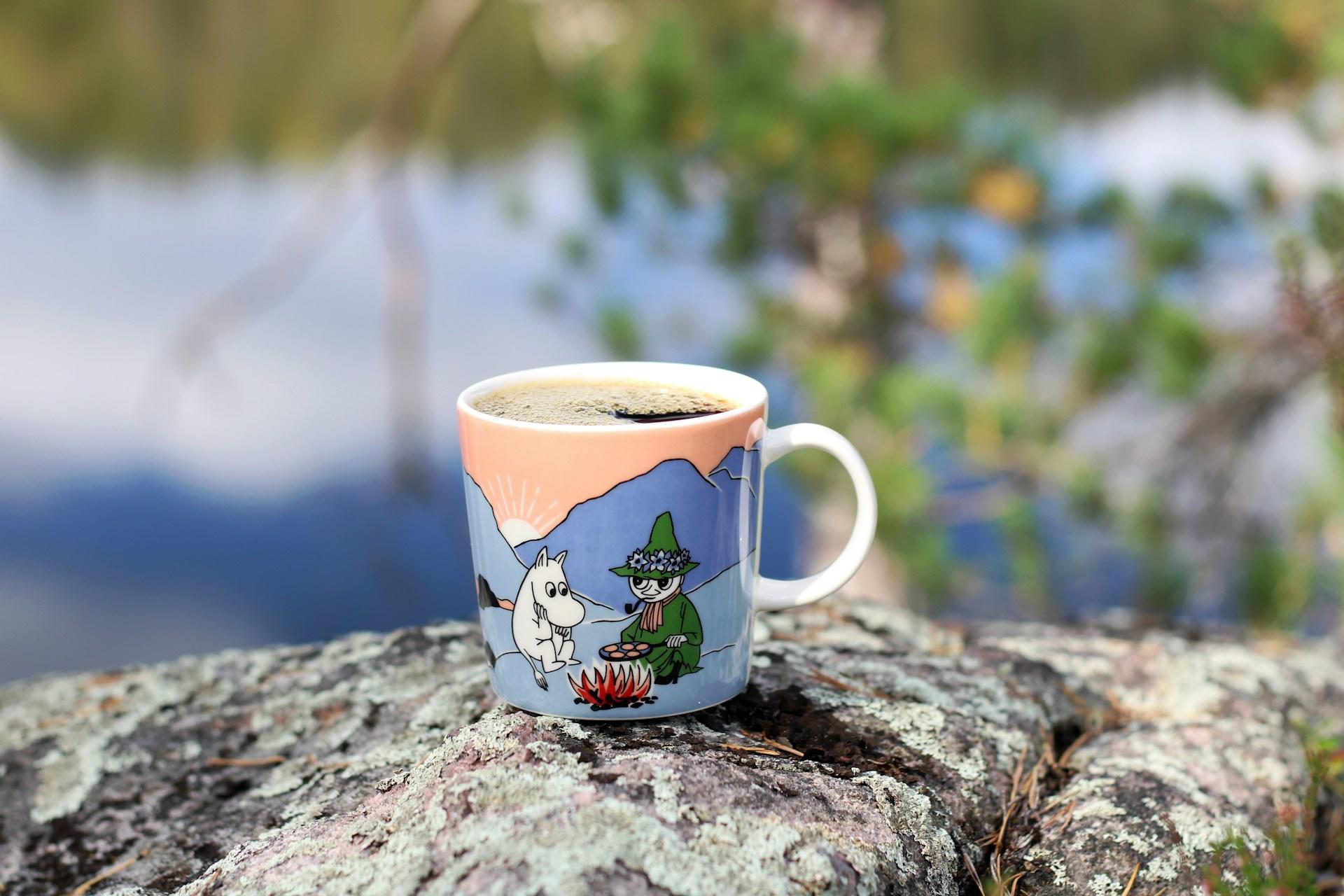 Muumimuki kiven päällä