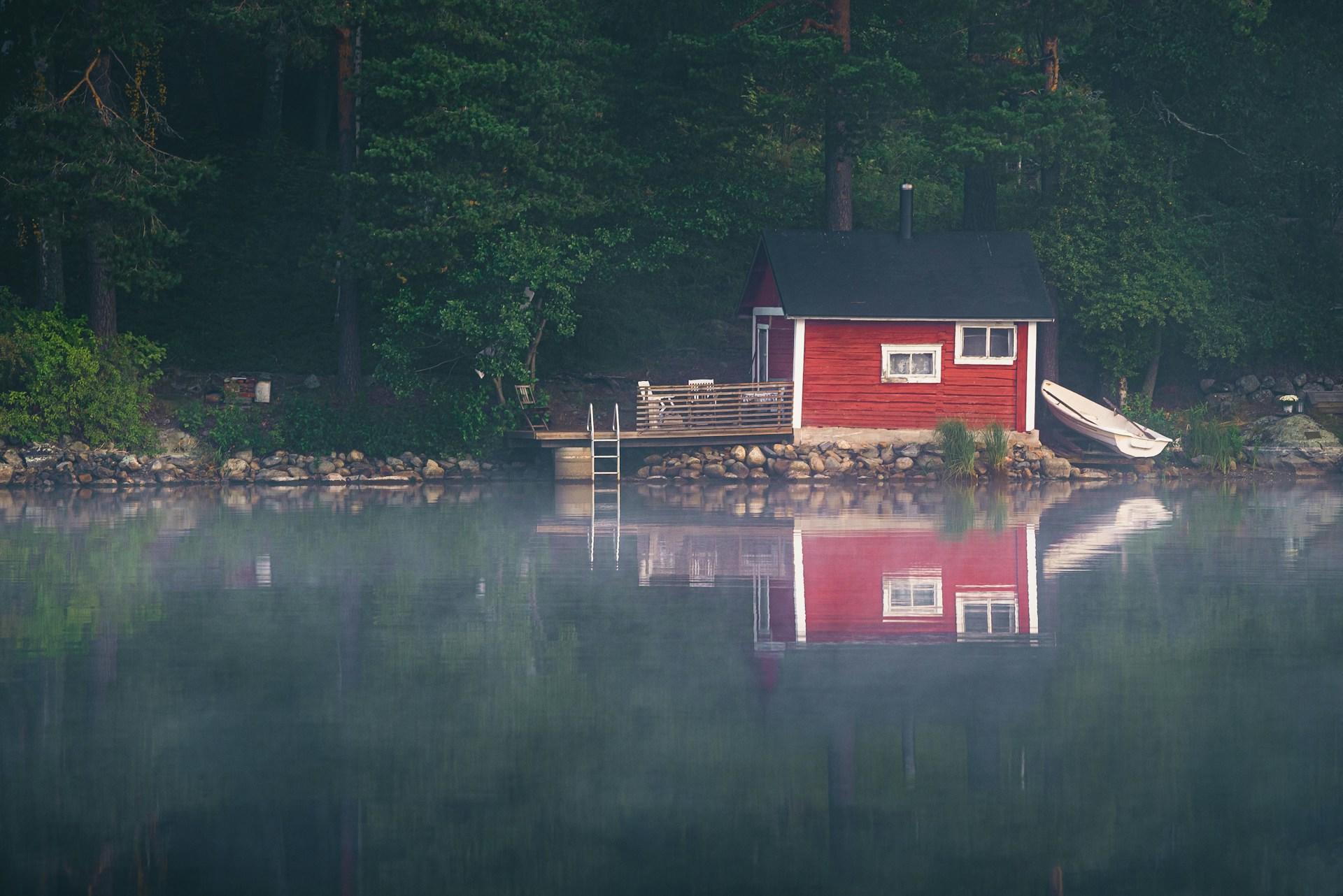 Punainen sauna veden äärellä