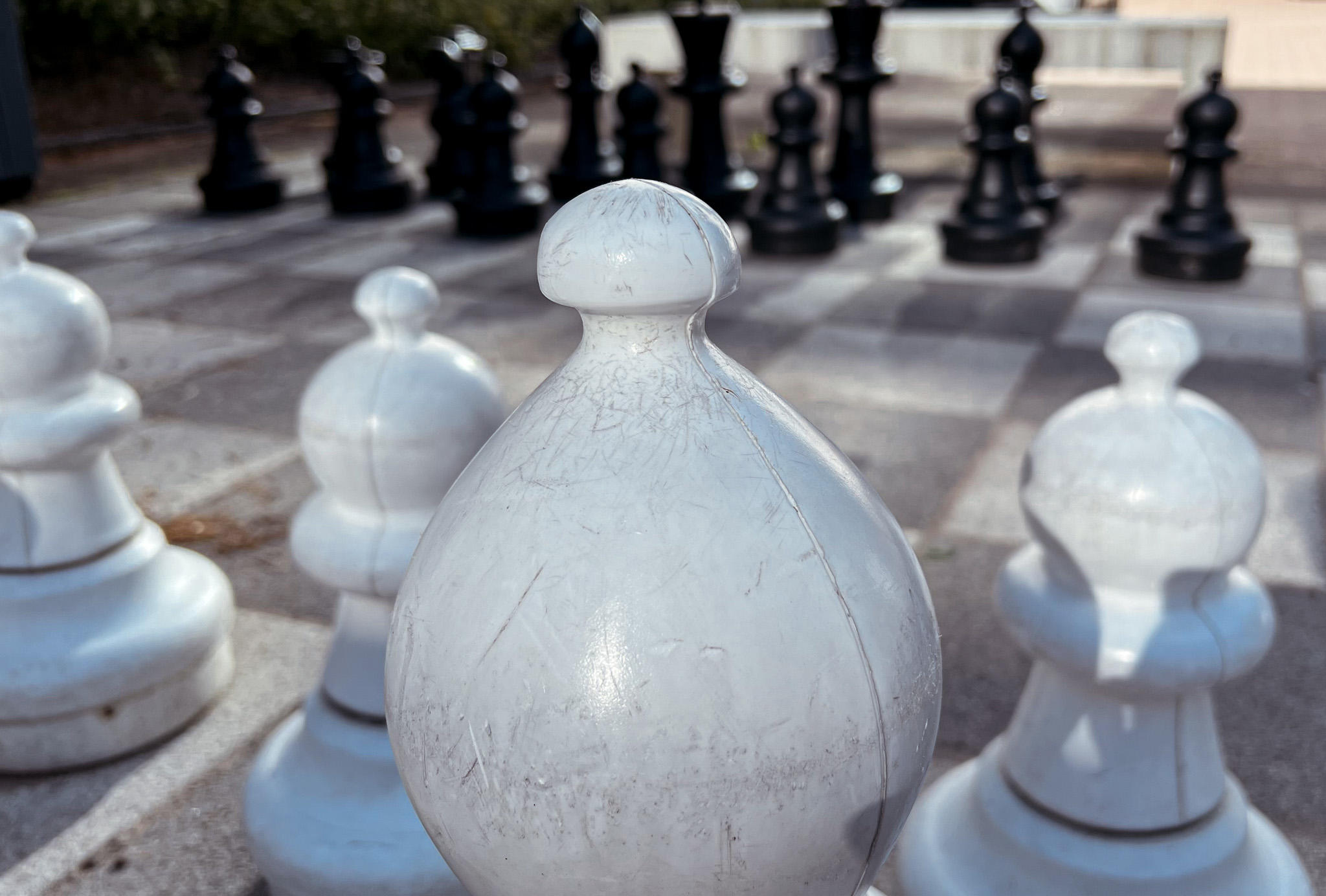 Ulkona oleva shakkilauta 