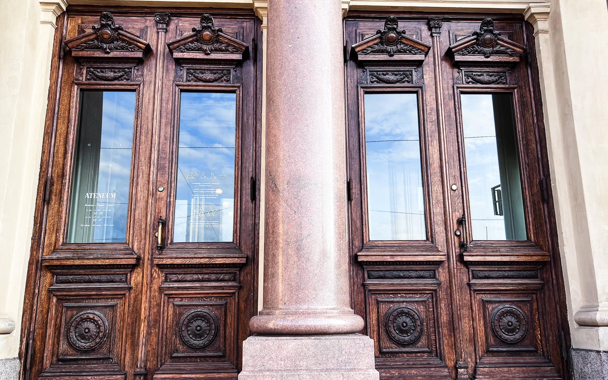 Ateneum museon ovet Helsingissä