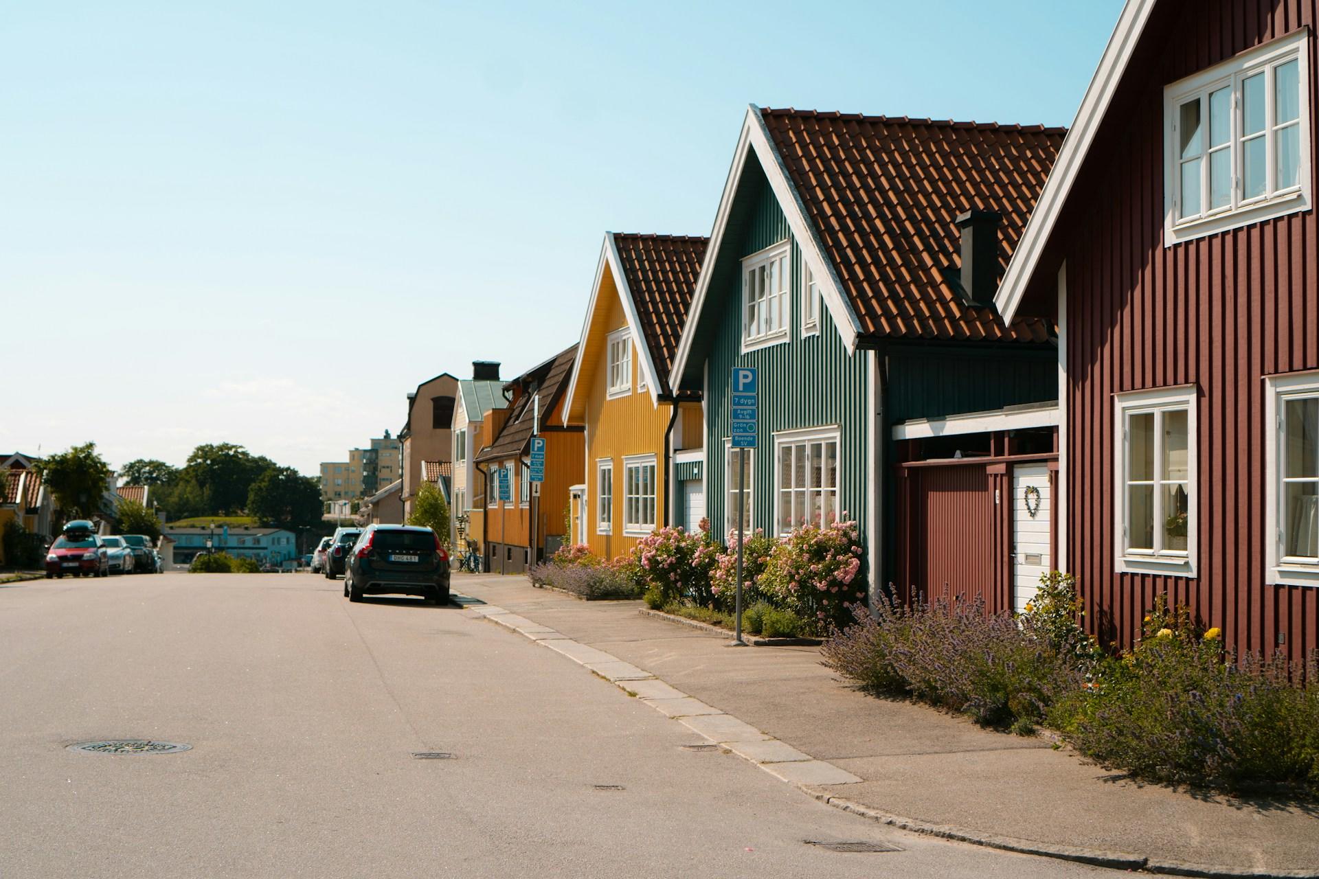 Värikkäitä omakotitaloja vierekkäin