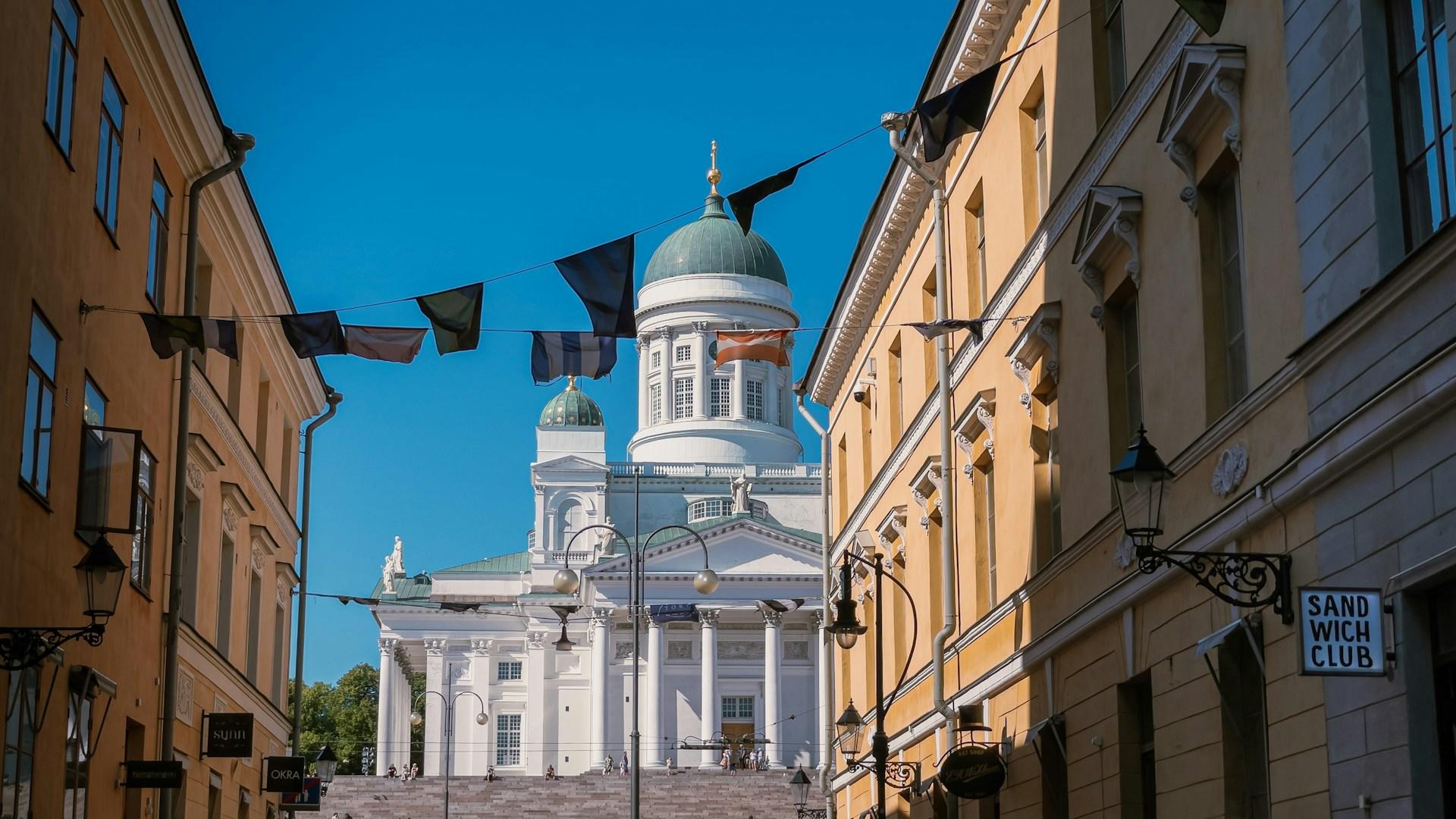 Valkoinen kirkko kerrostalojen välissä