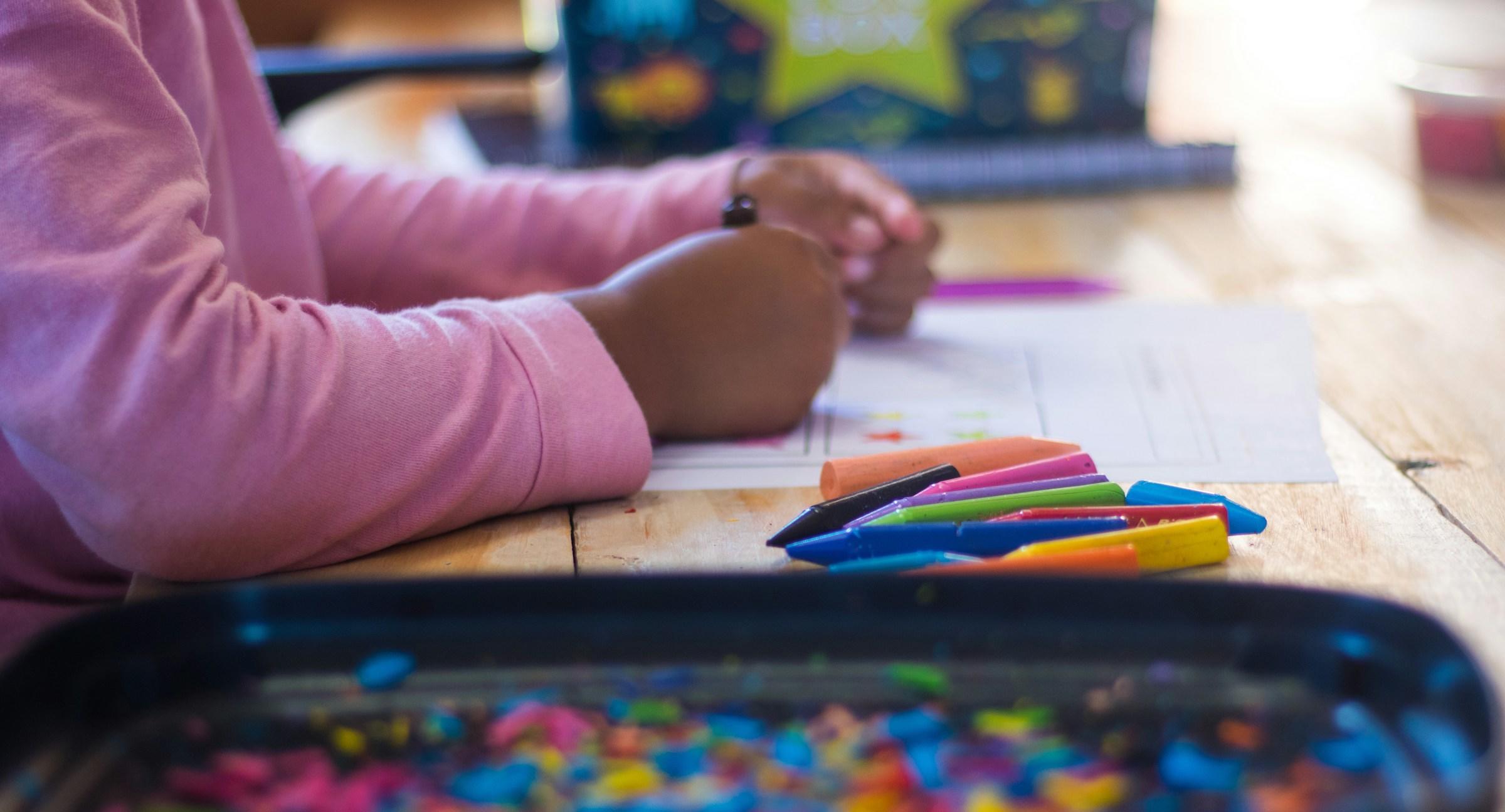 Lapsi oppimassa uutta