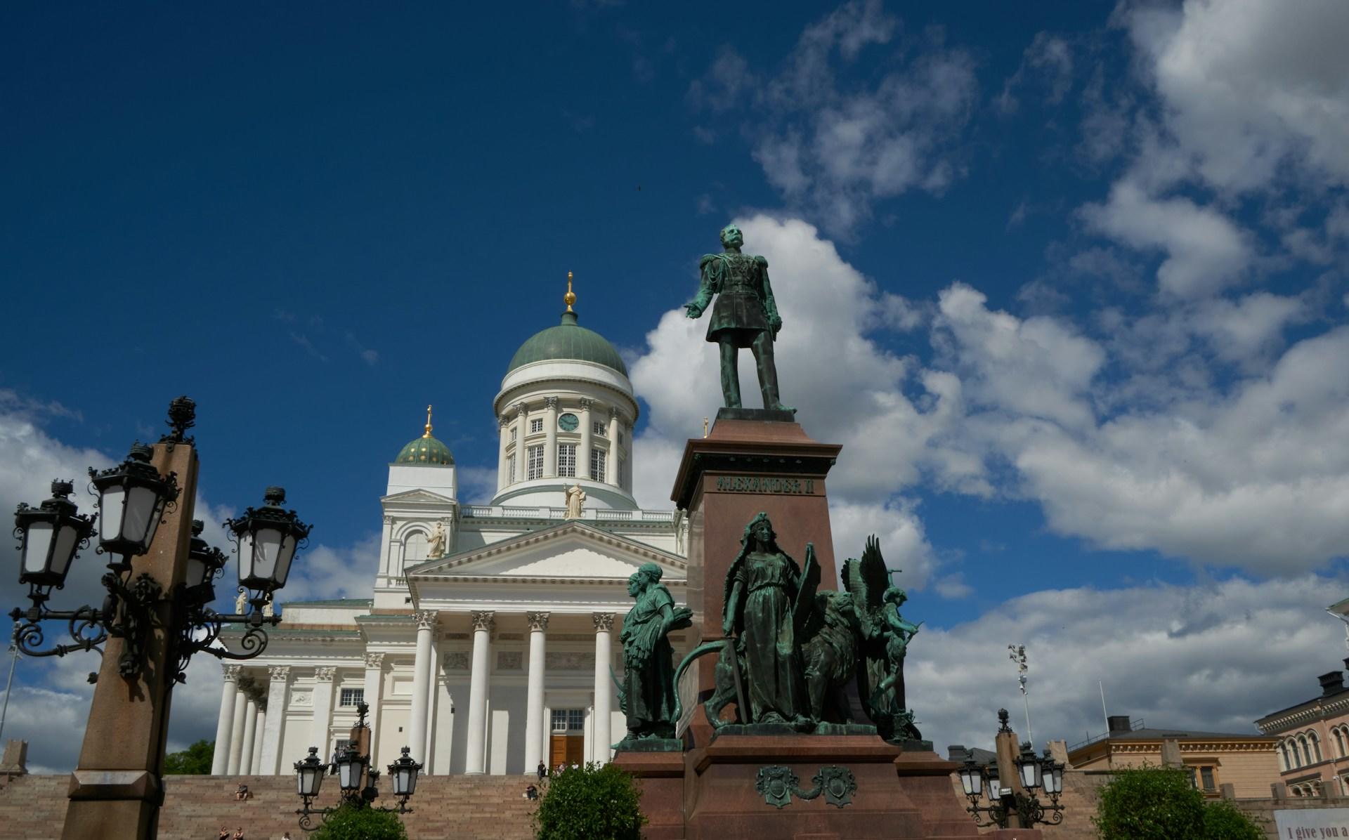 Patsas valkoisen rakennuksen edessä