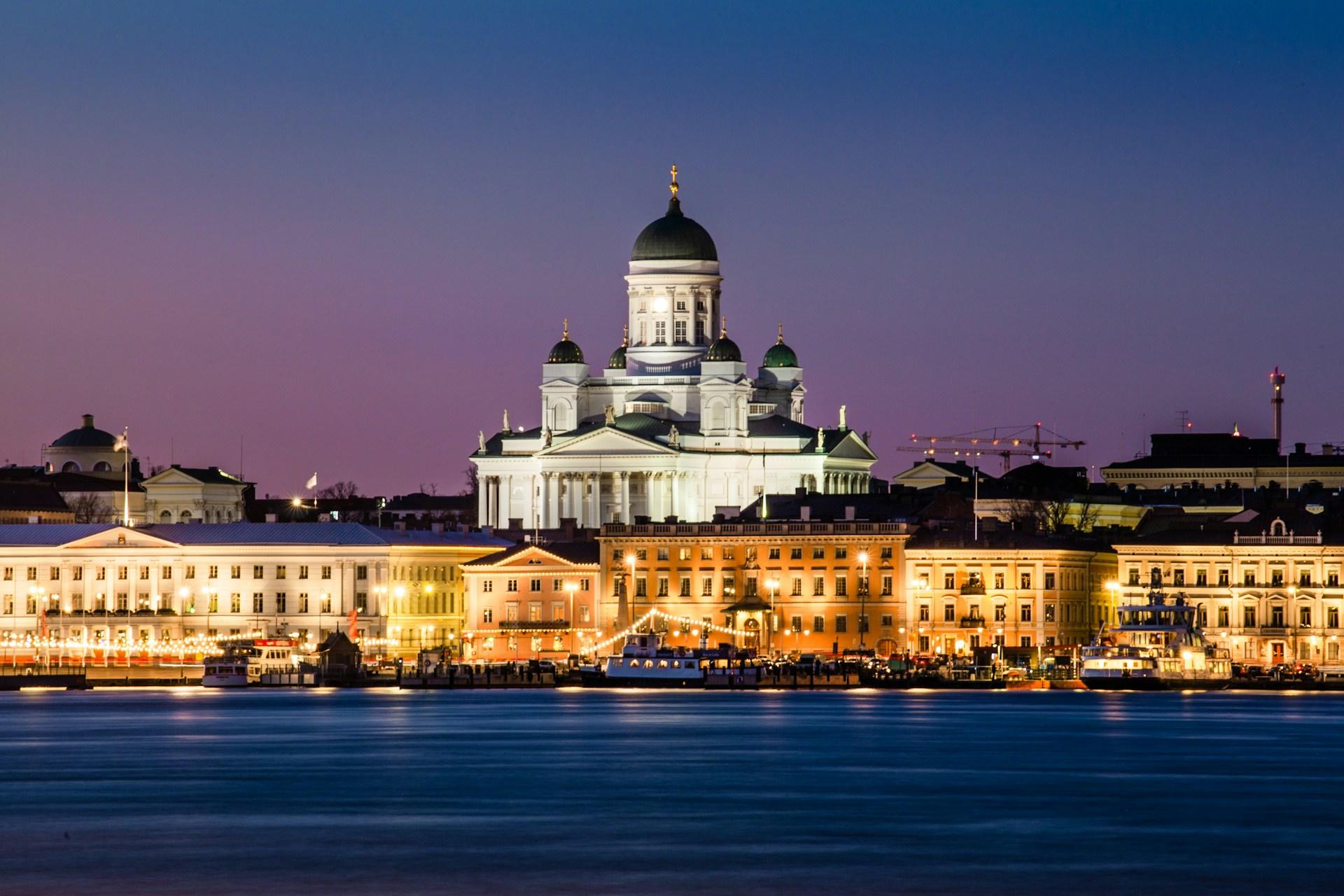 Kirkko ja rakennuksia rannalla yöaikaan
