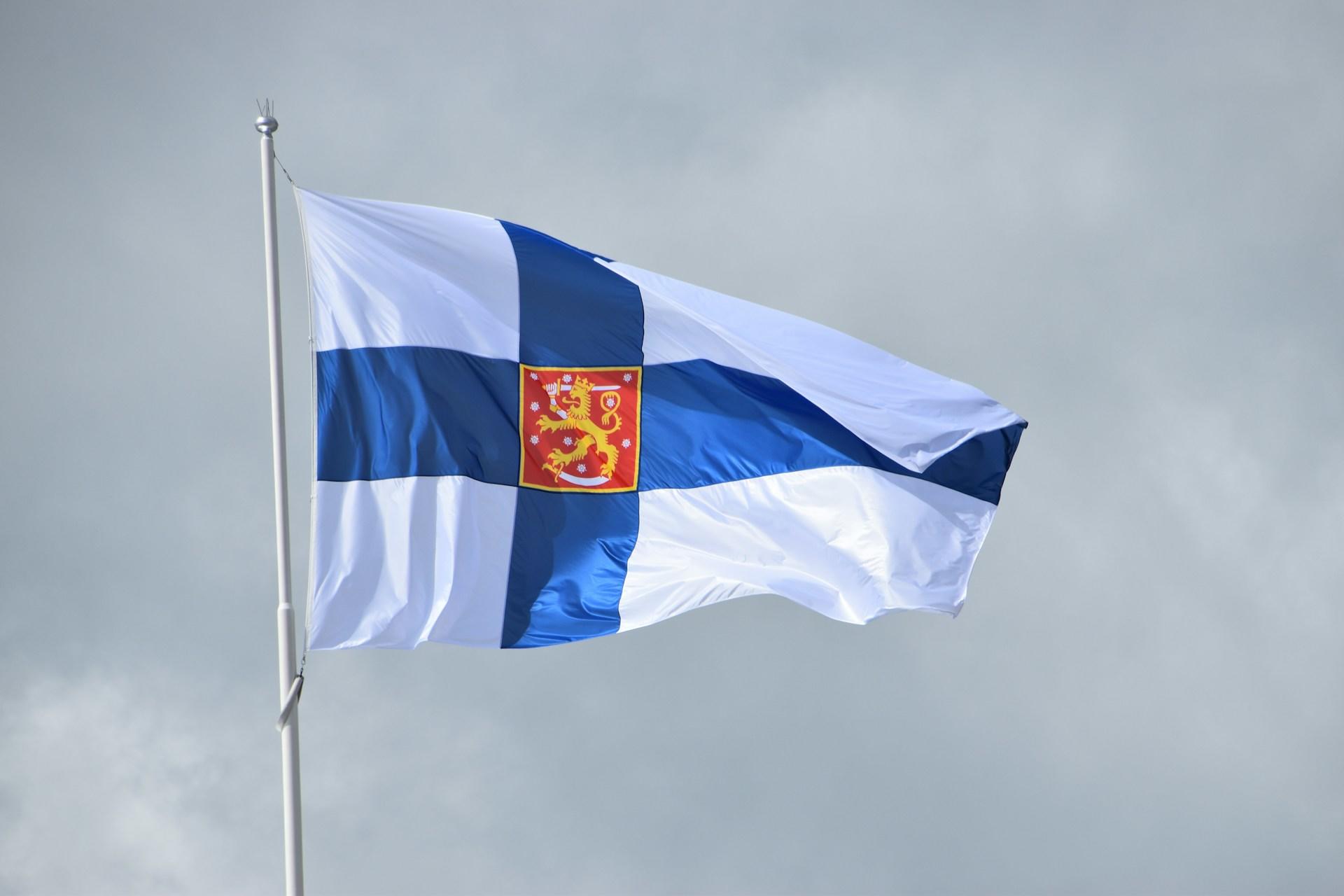 Puolustusvoimain lippu salossa