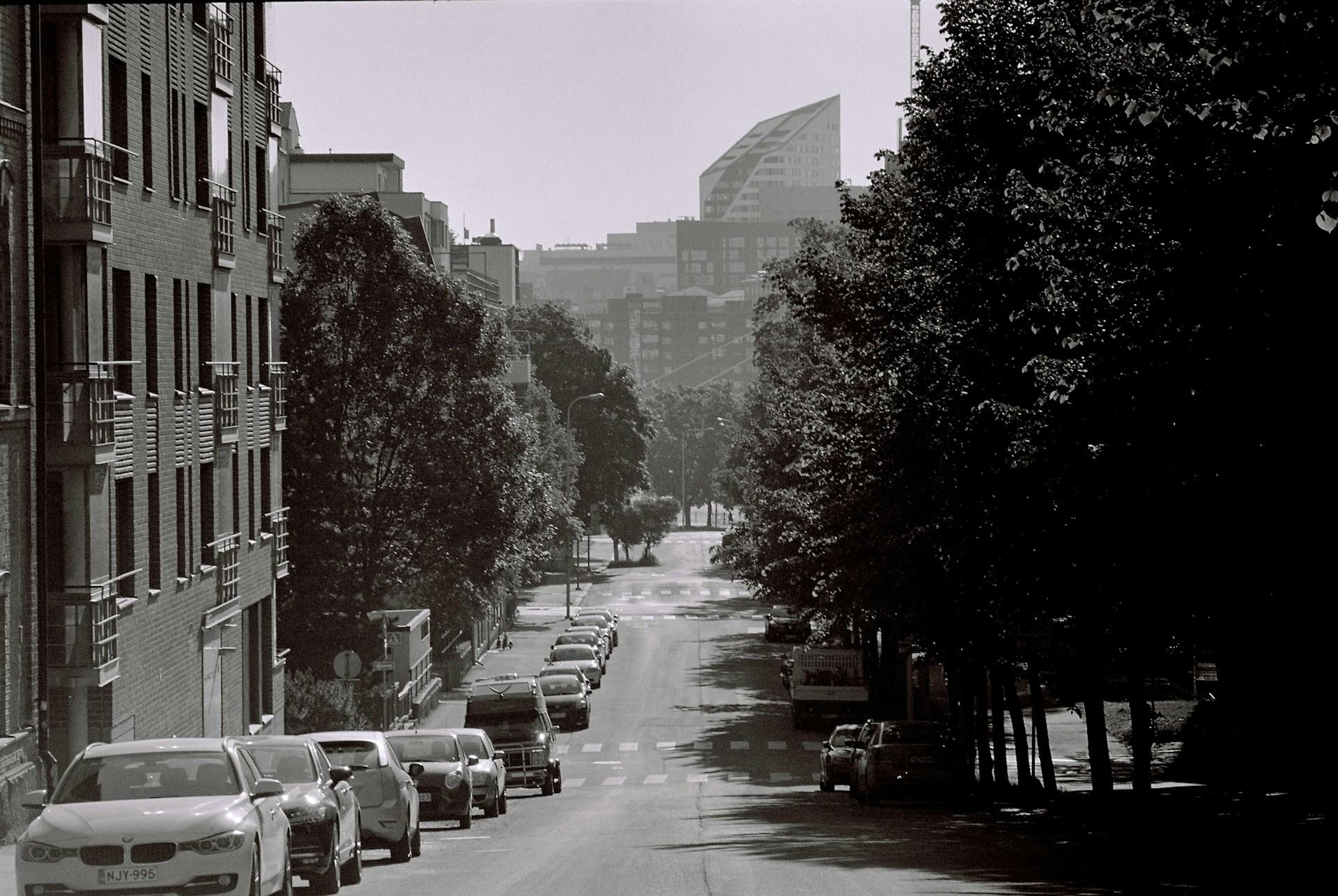 Mustavalkokuvaa kaupungista