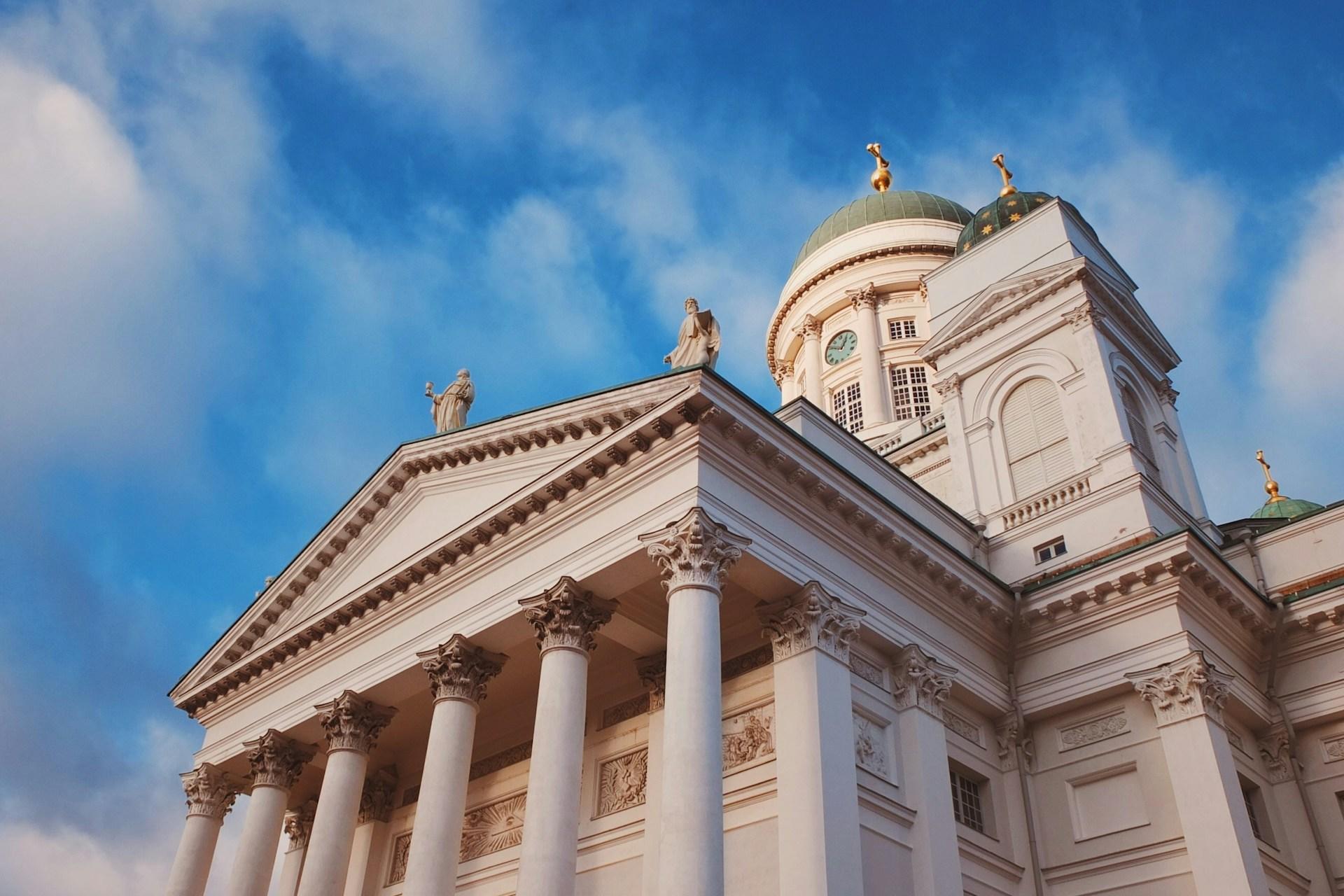 Valkoinen kirkko, jossa vihreitä kupoleja