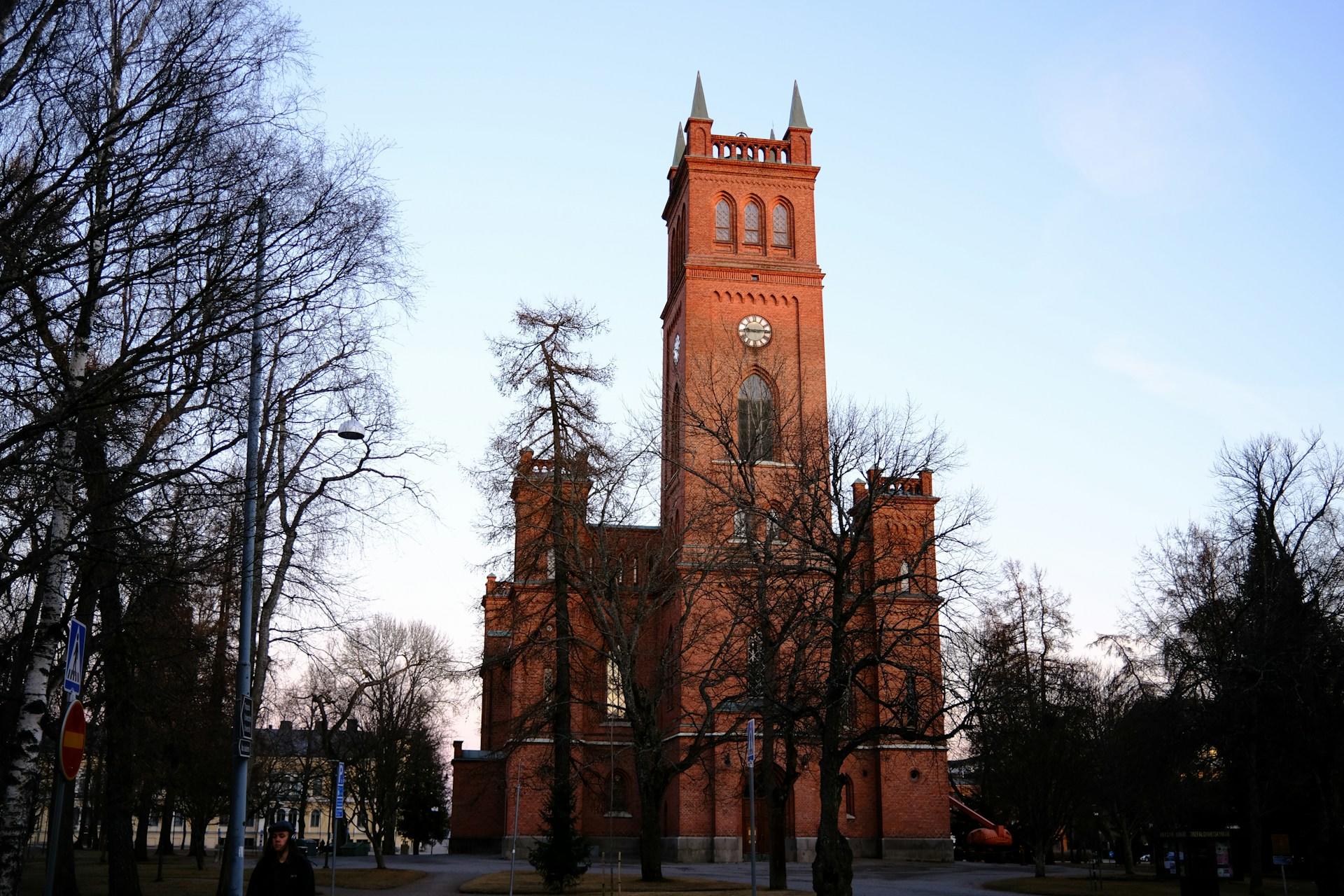 Korkea rakennus, jonka seinässä kello