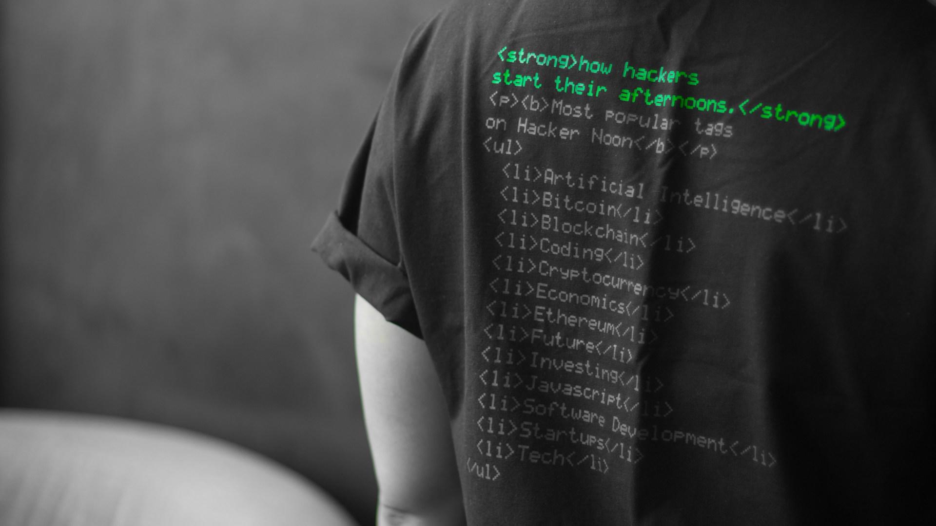 Hakkerin päiväohjelma HackerNoonin paidassa