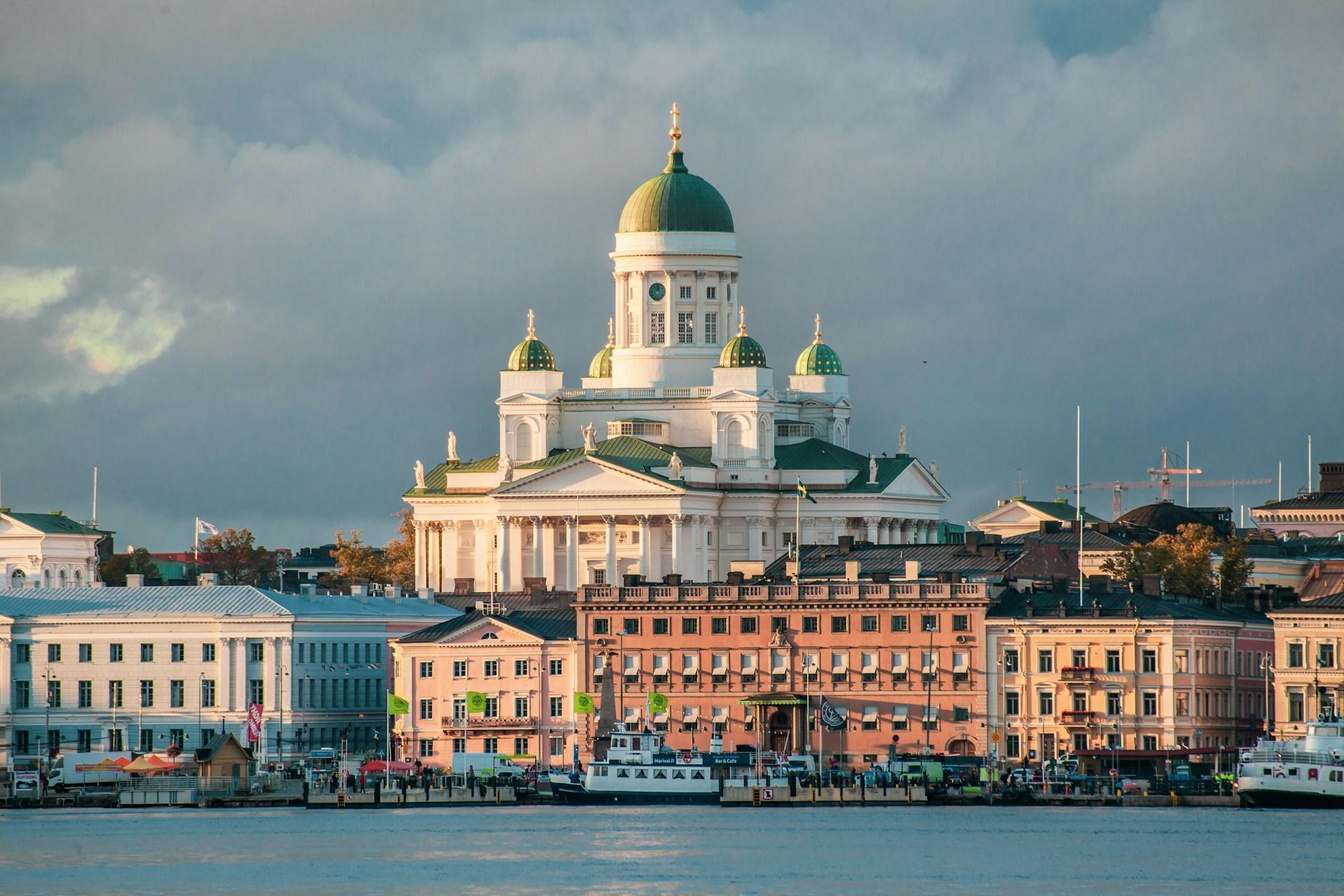 Valkoinen kirkko kerrostalojen taustalla