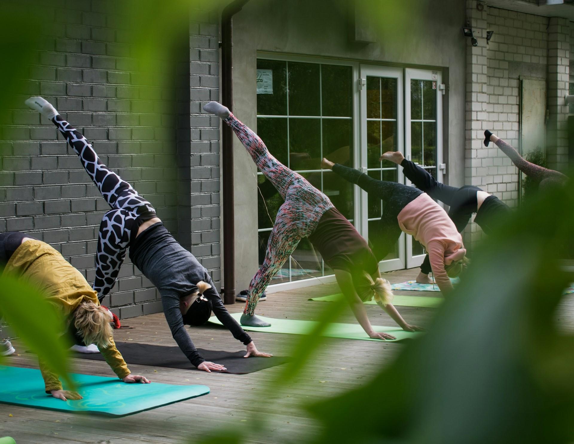 Henkilöitä joogaamassa ulkona