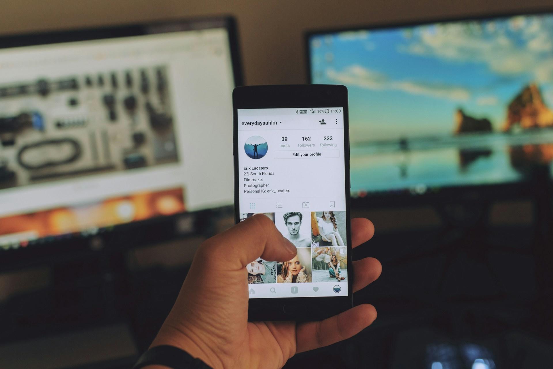 Instagram-profiili puhelimen näytöllä