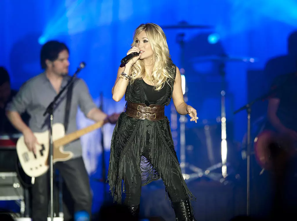 Carrie Underwood laulamassa