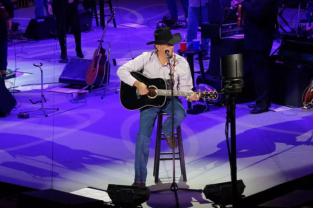 George Strait esiintymässä kiertueella