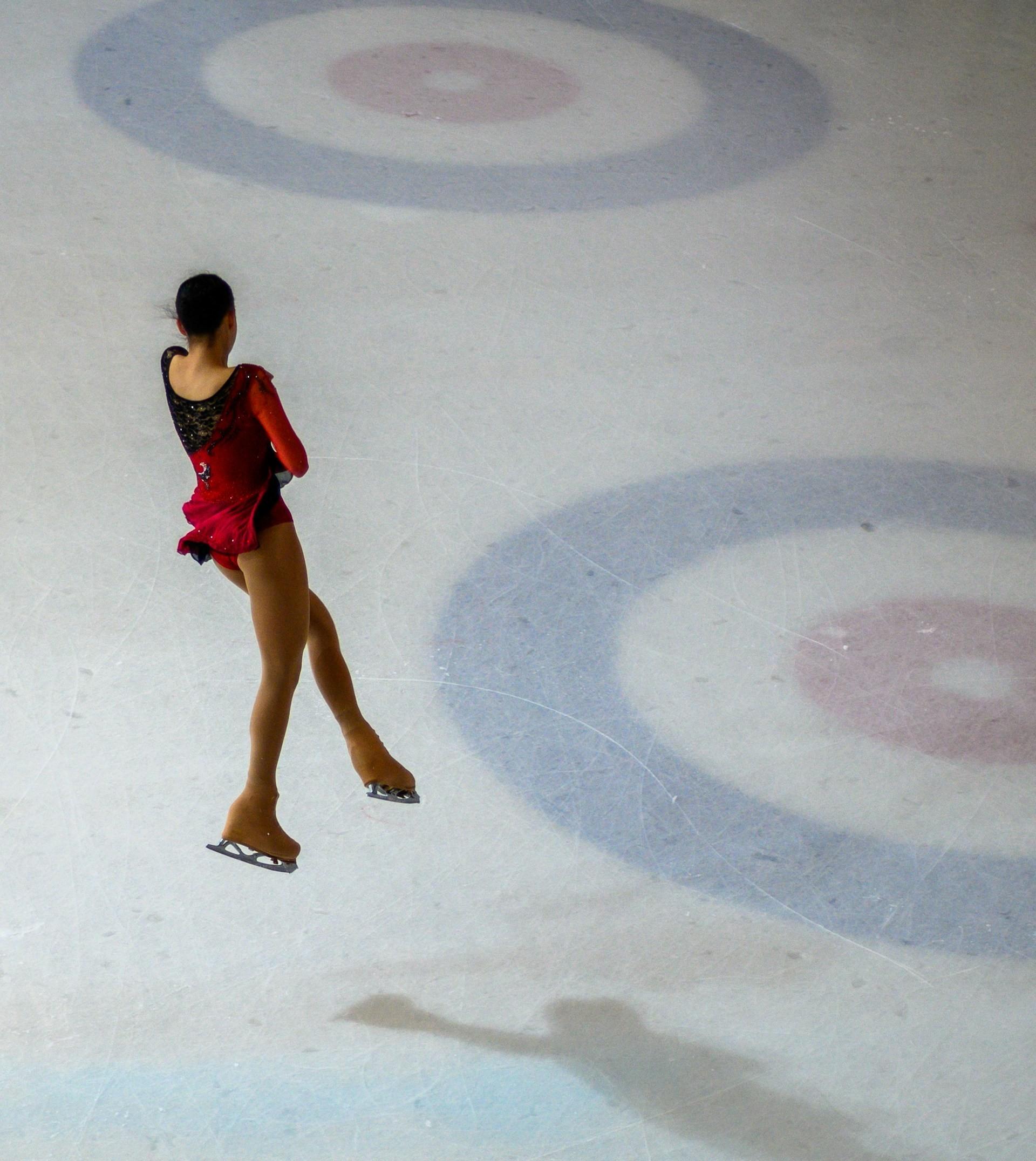 Taitoluistelija hyppäämässä jäällä