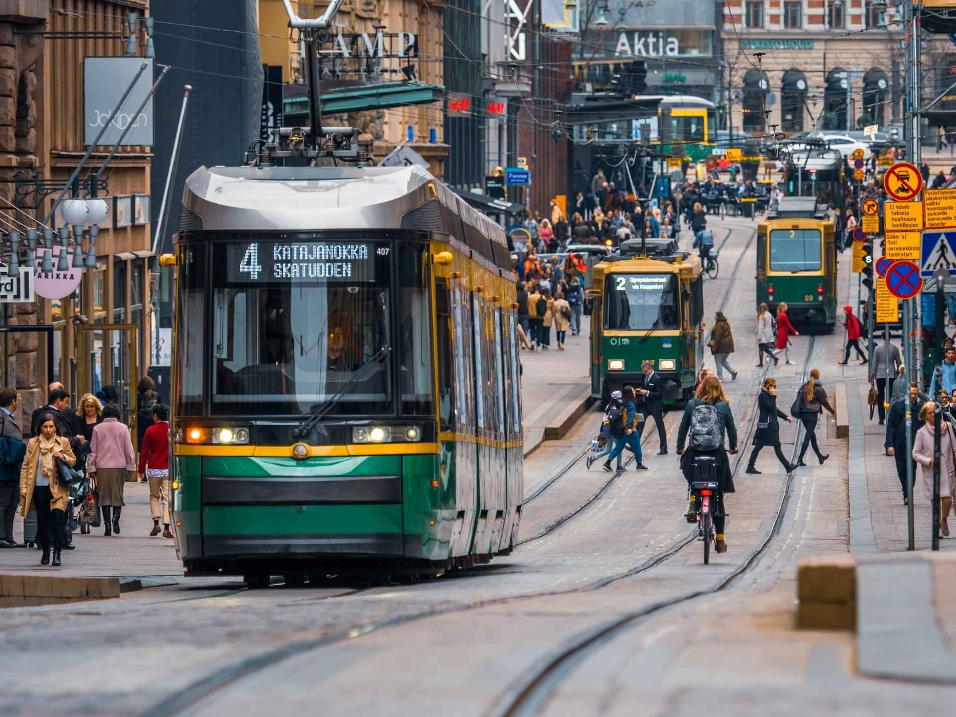 Vihreäharmaa raitiovaunu