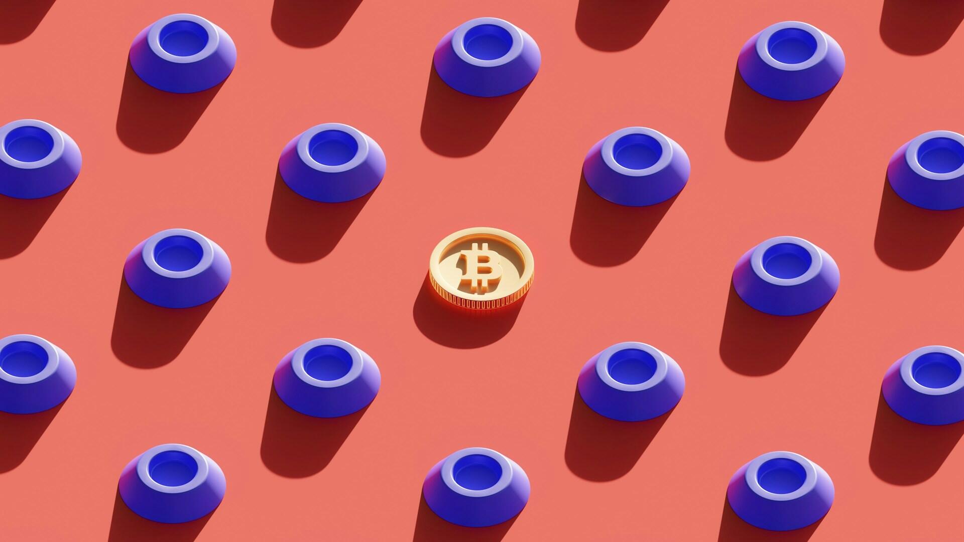 Bitcoin-kolikko punertavaa taustaa vasten