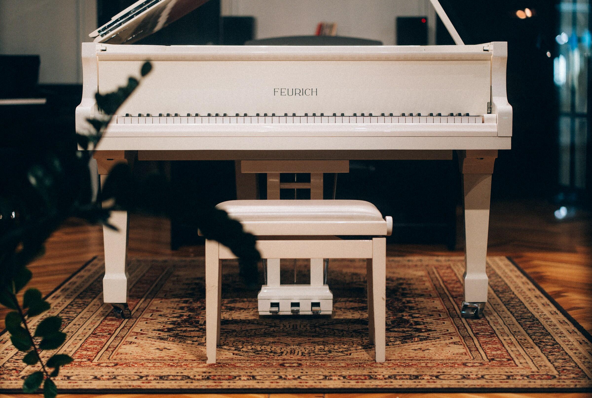 Valkoinen upea piano