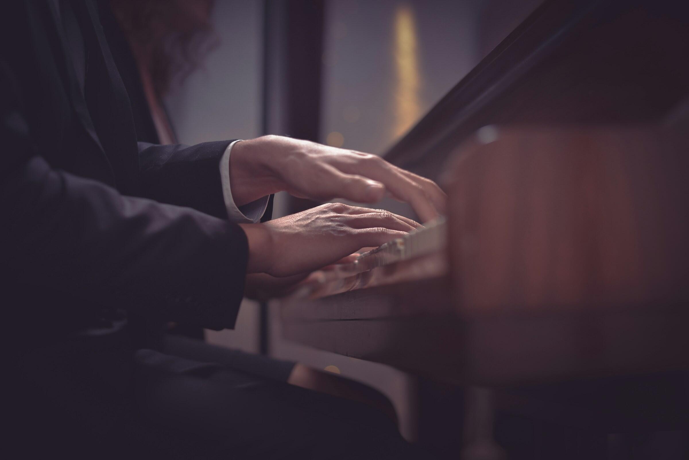 Duo soittamassa pianoa