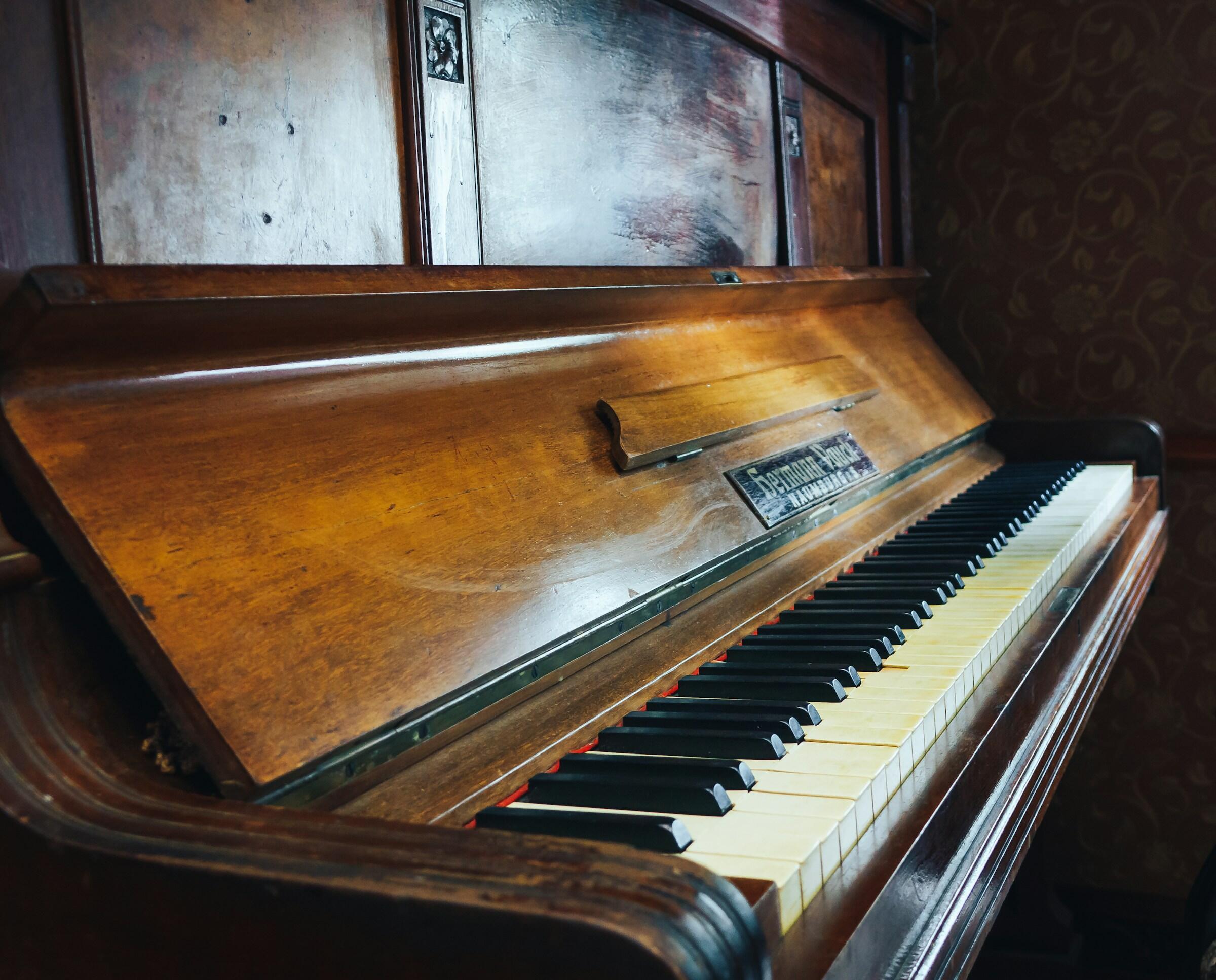 Vanha ruskea piano