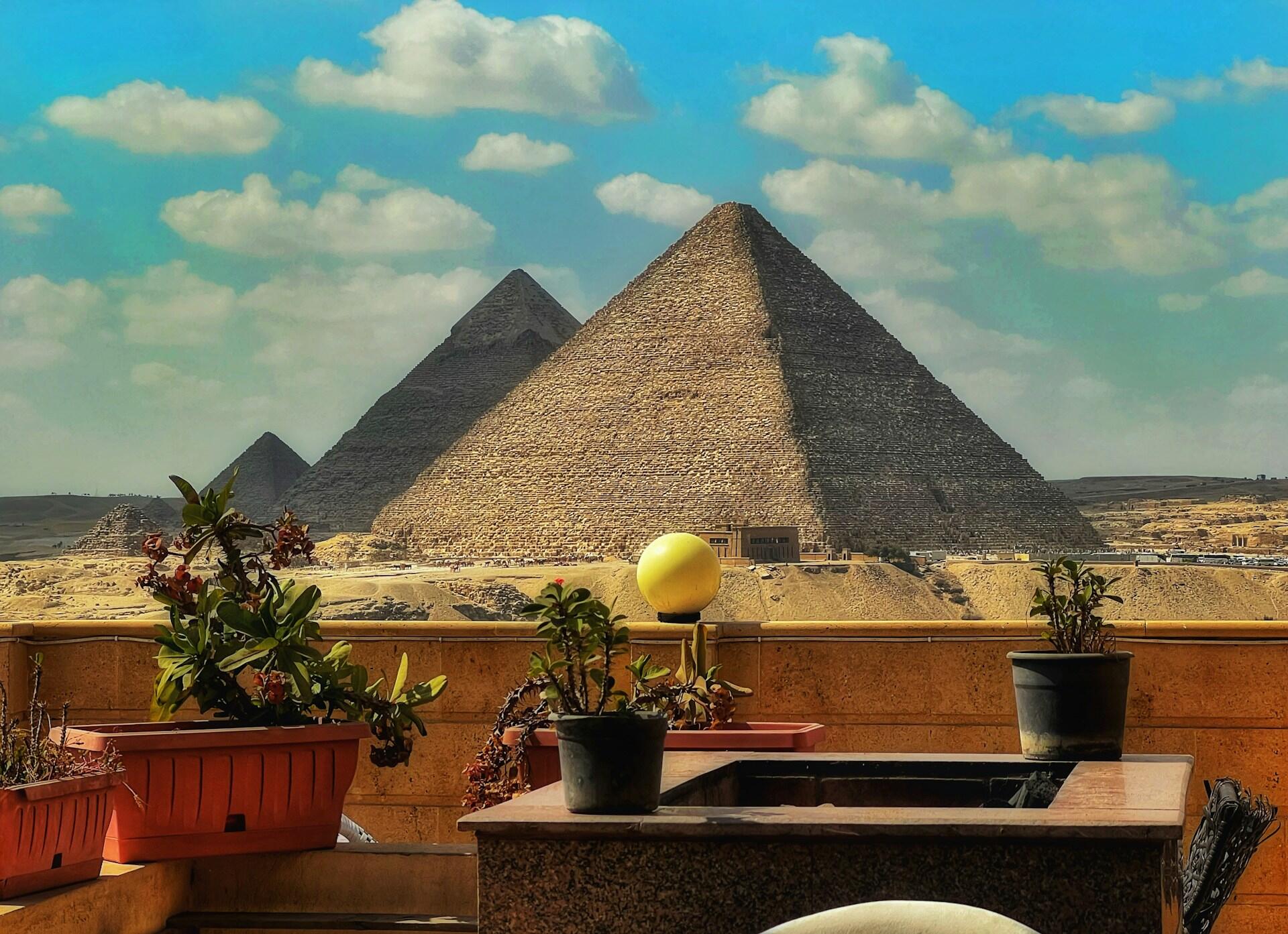 Pyramideja sinistä taivasta vasten