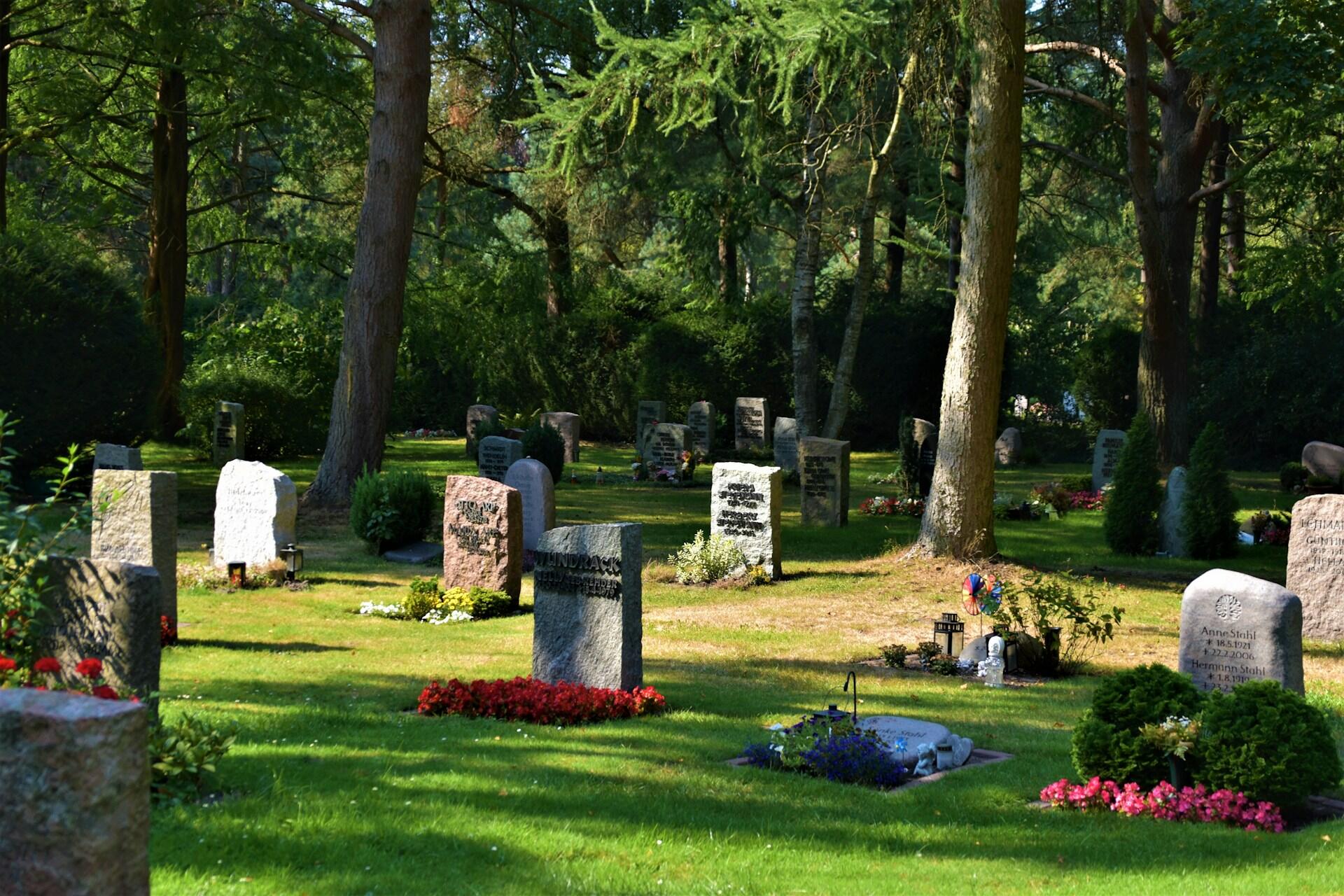 Hautoja, joilla kukkia