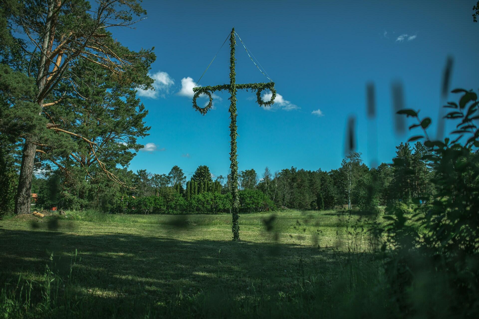 Juhannussalko pystyssä nurmella