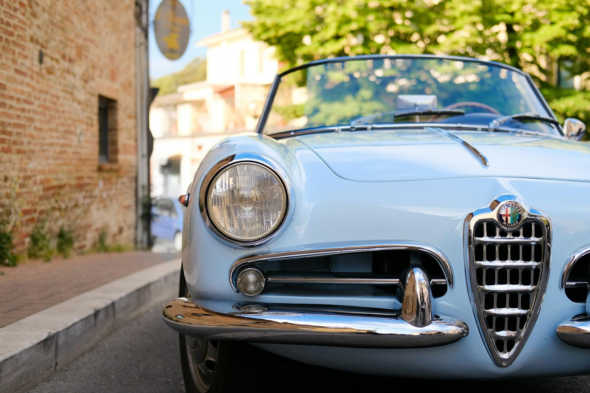 Vaaleansininen Alfa Romeo kadulla