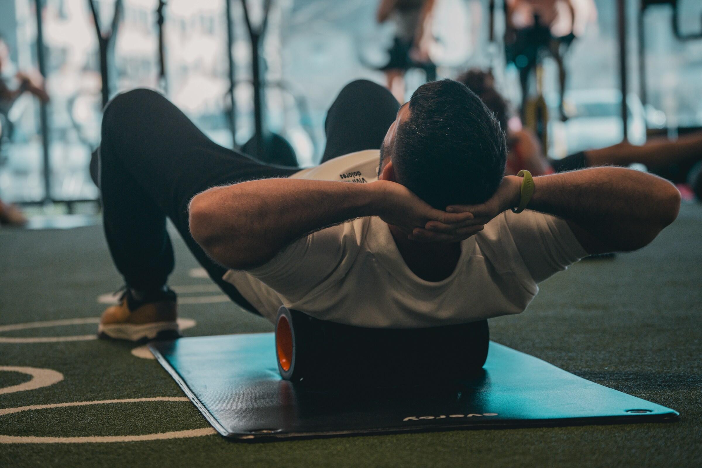 Personal trainer venyttelemässä
