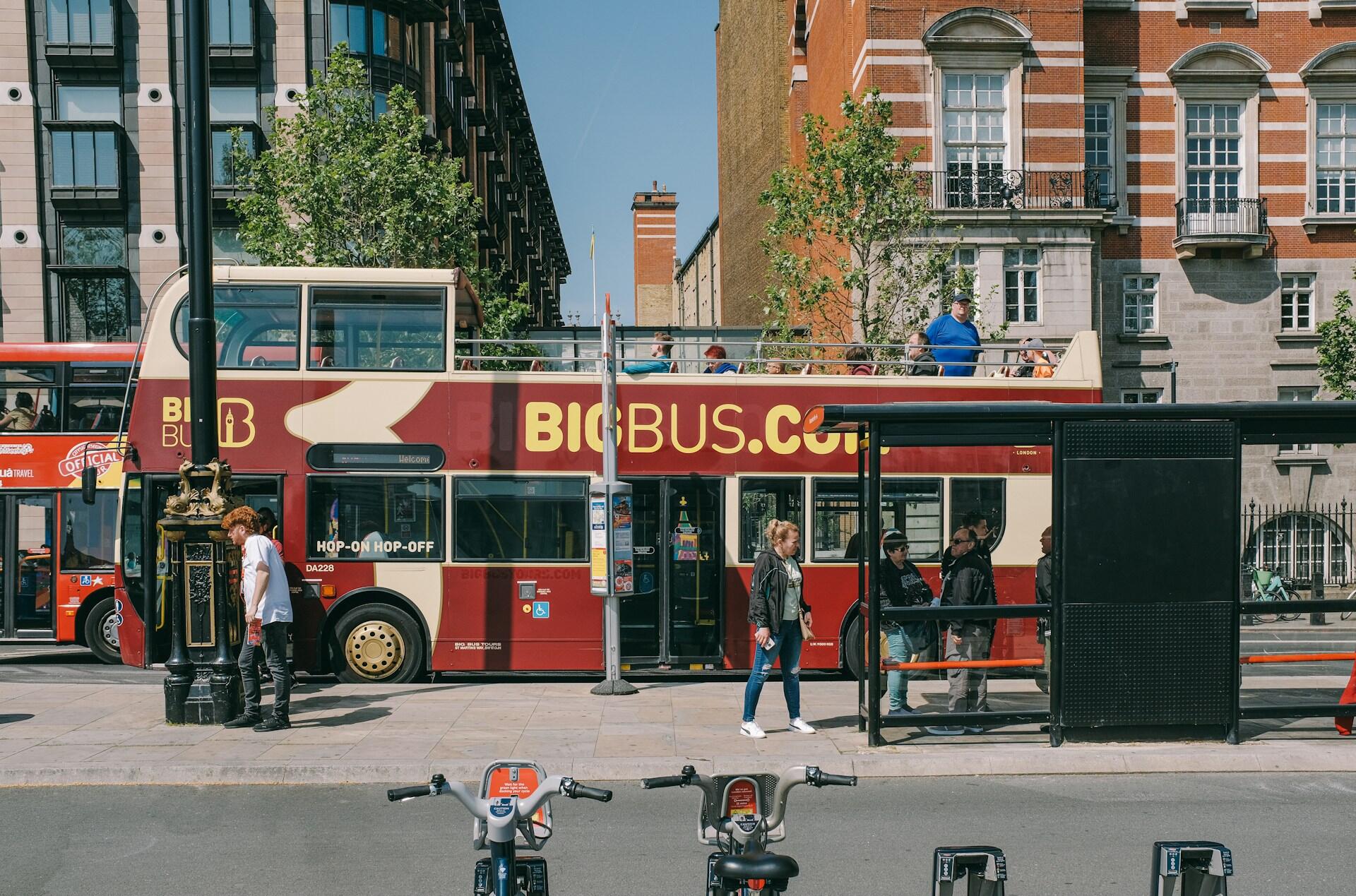 Ihmisiä bussipysäkillä