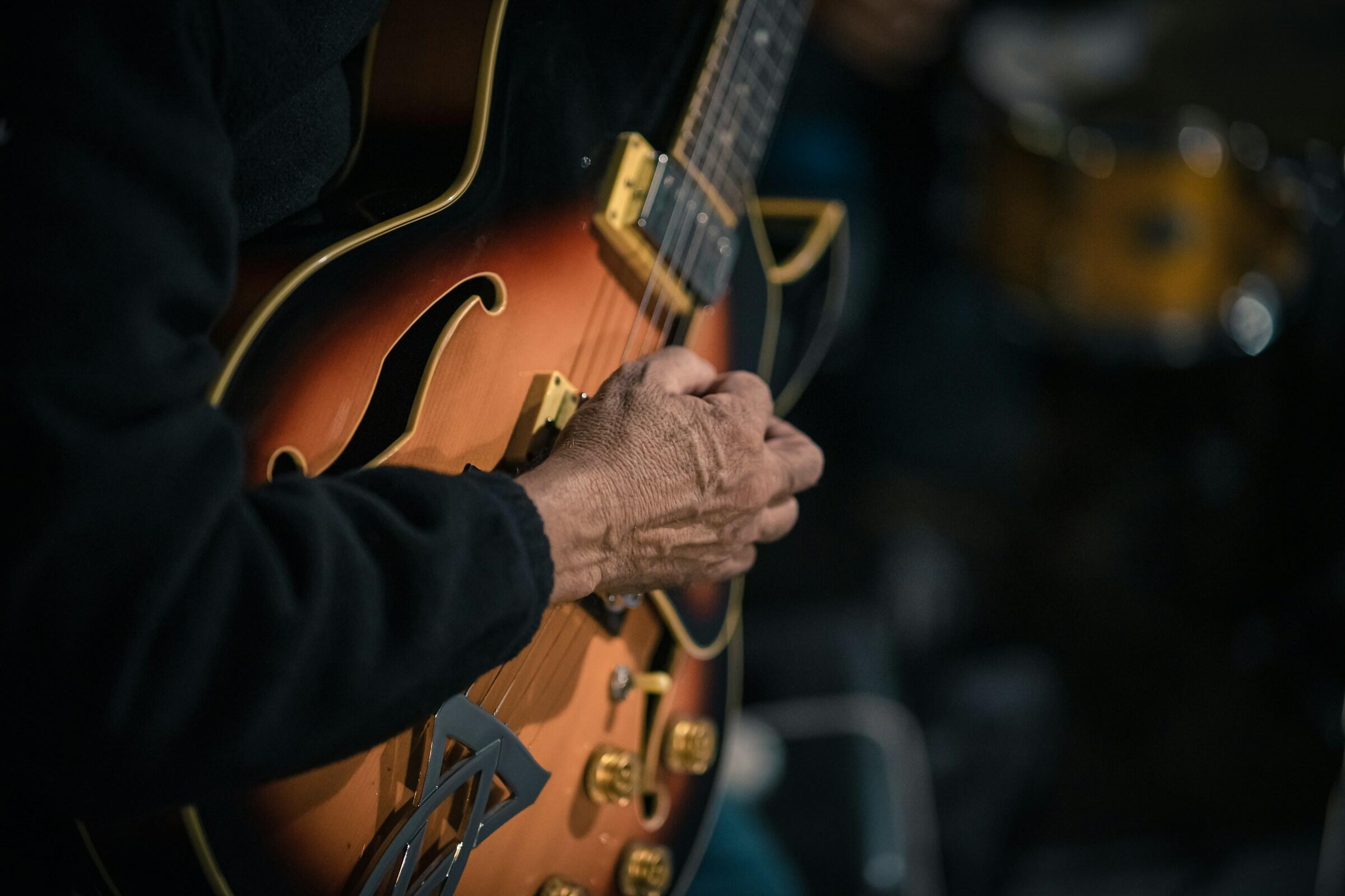 Jazzkitaran soittaminen