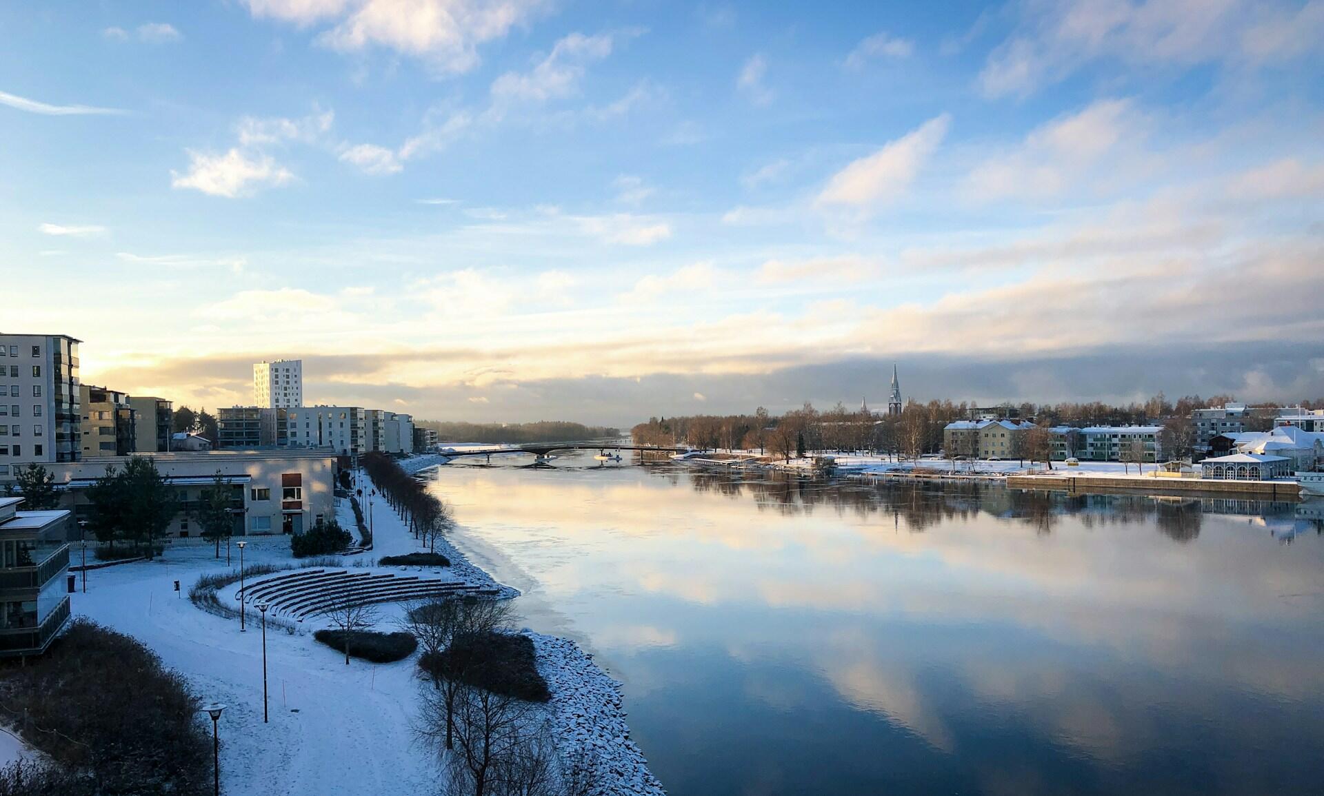 Talvinen jokimaisema
