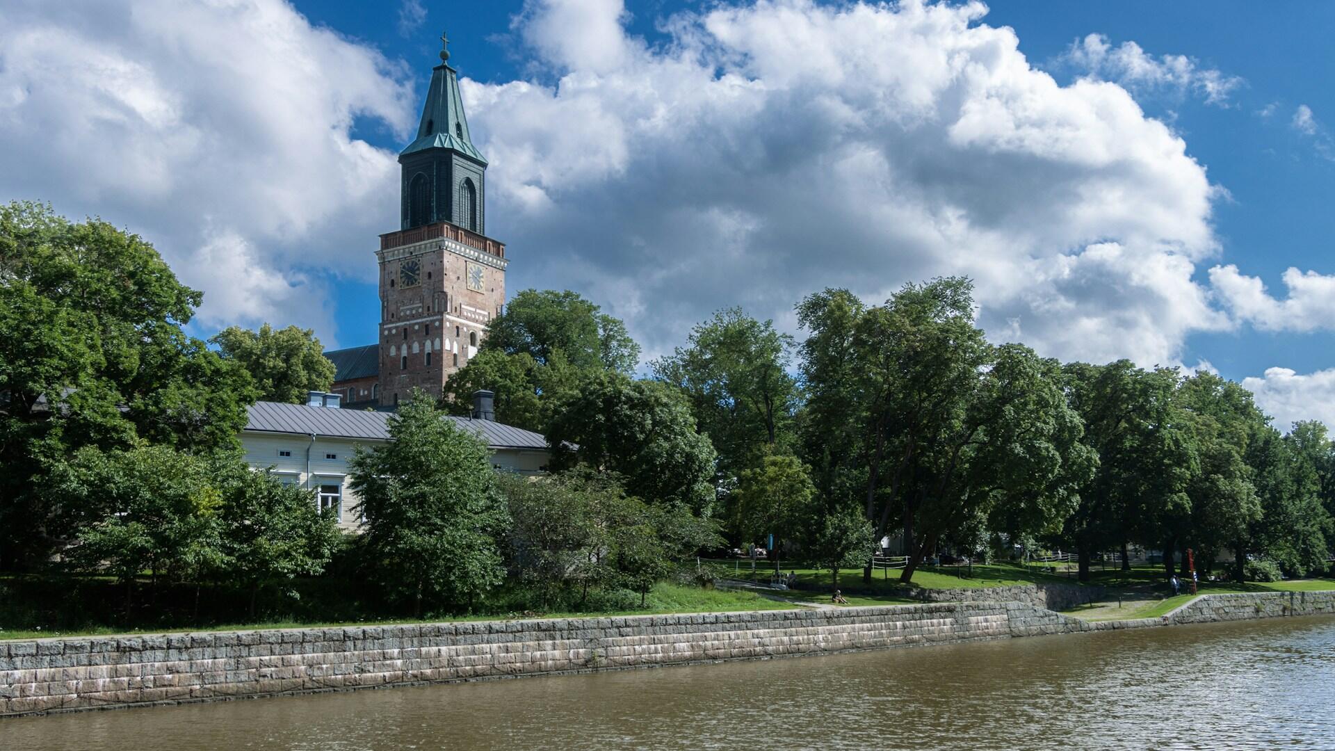 Kirkko vehreän joen rannalla