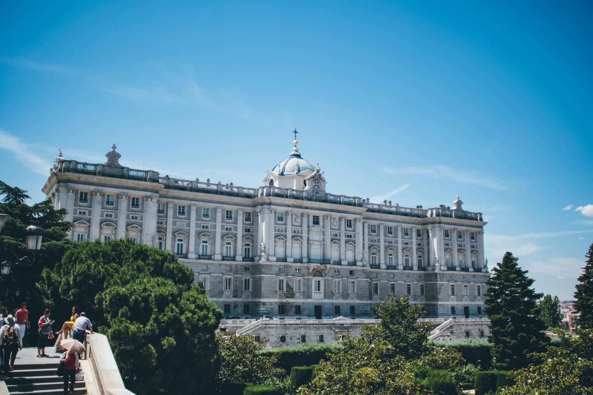 Puita vaalean palatsin edessä