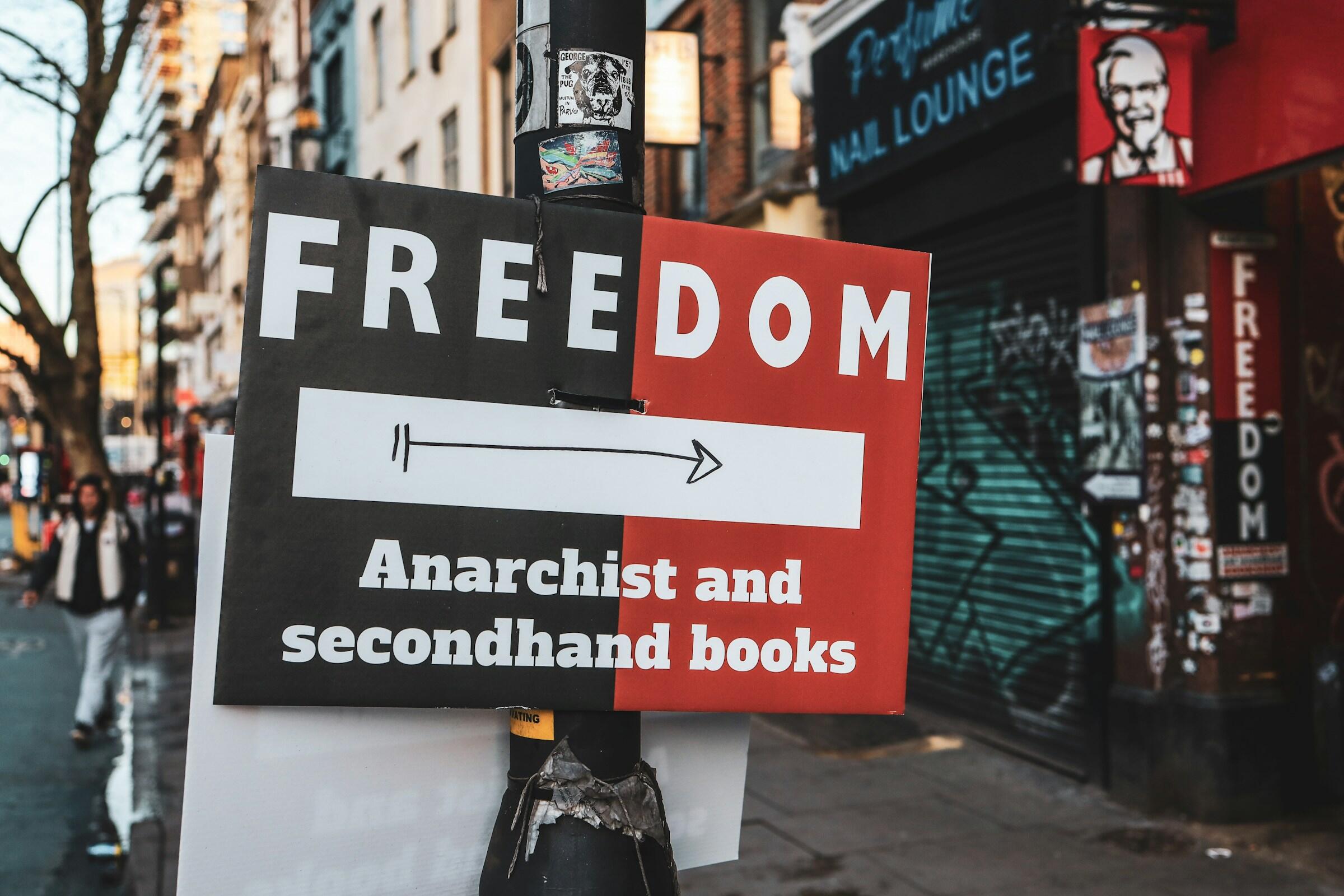 Anarkistisen kirjakaupan kyltti