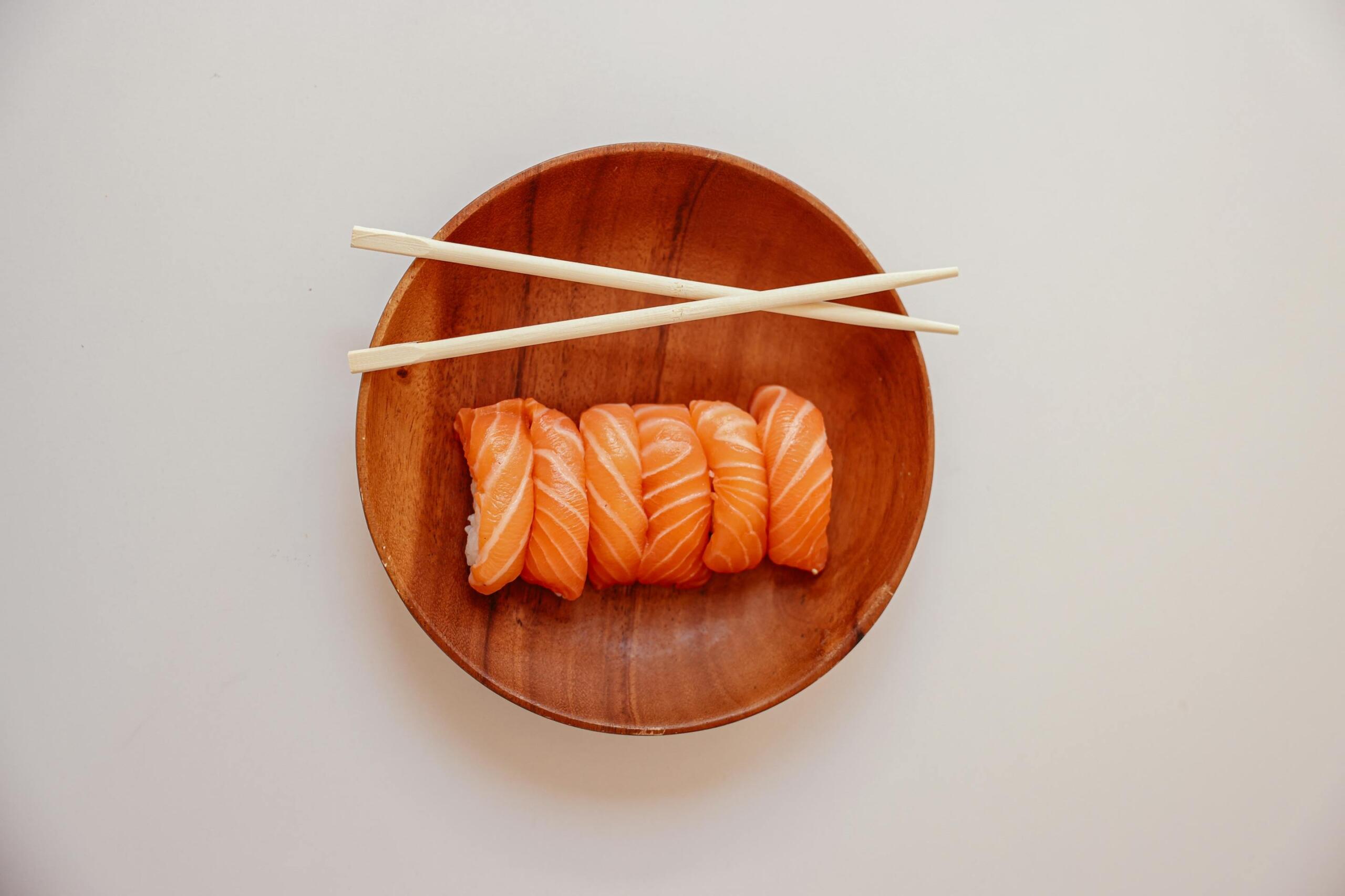 Nigiri-susheja puulautasella