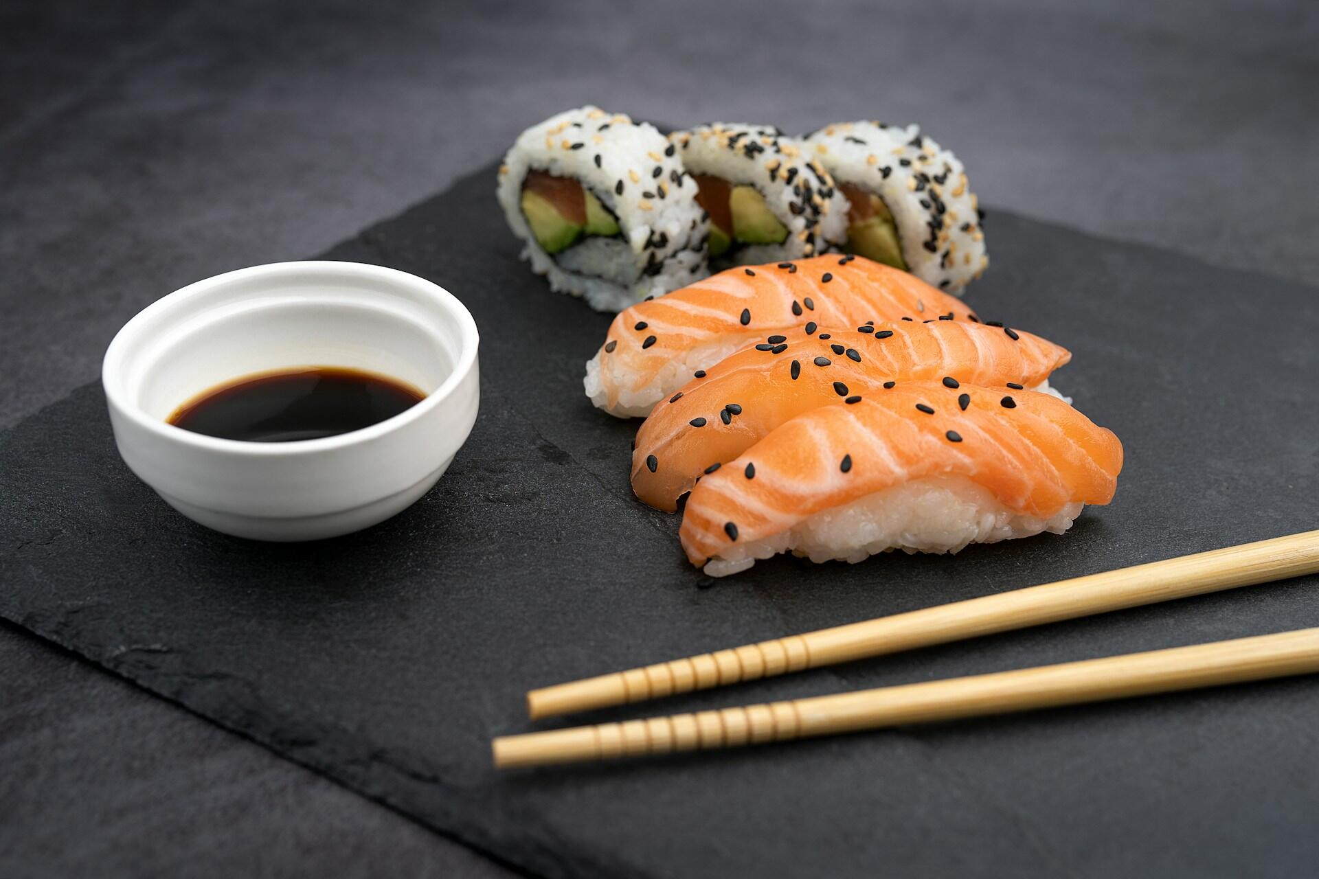 Sushipaloja mustalla alustalla